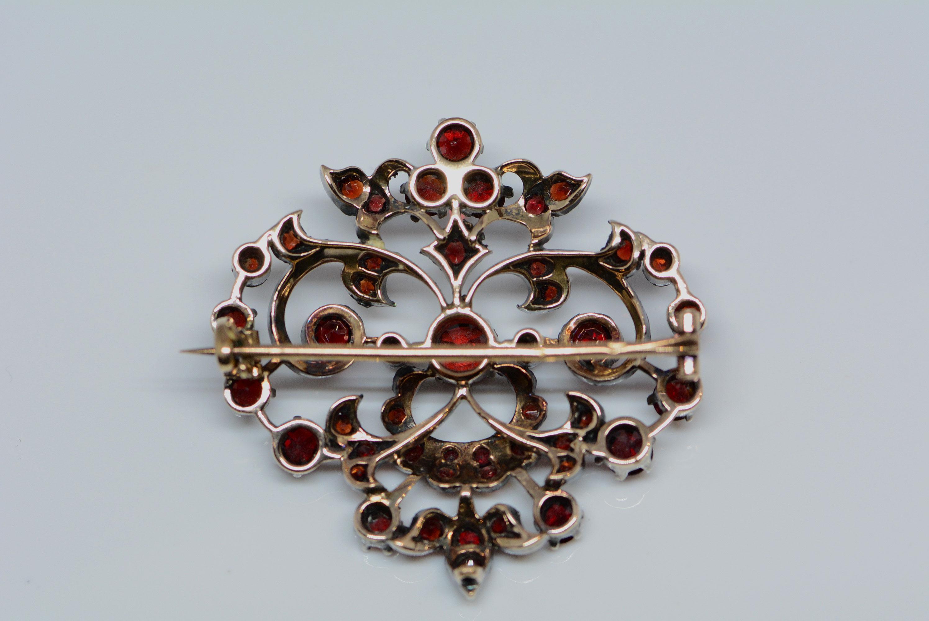 French Victorian 1.65 Carat Garnet Brooch Silver and Yellow Gold im Zustand „Hervorragend“ im Angebot in Aurora, Ontario