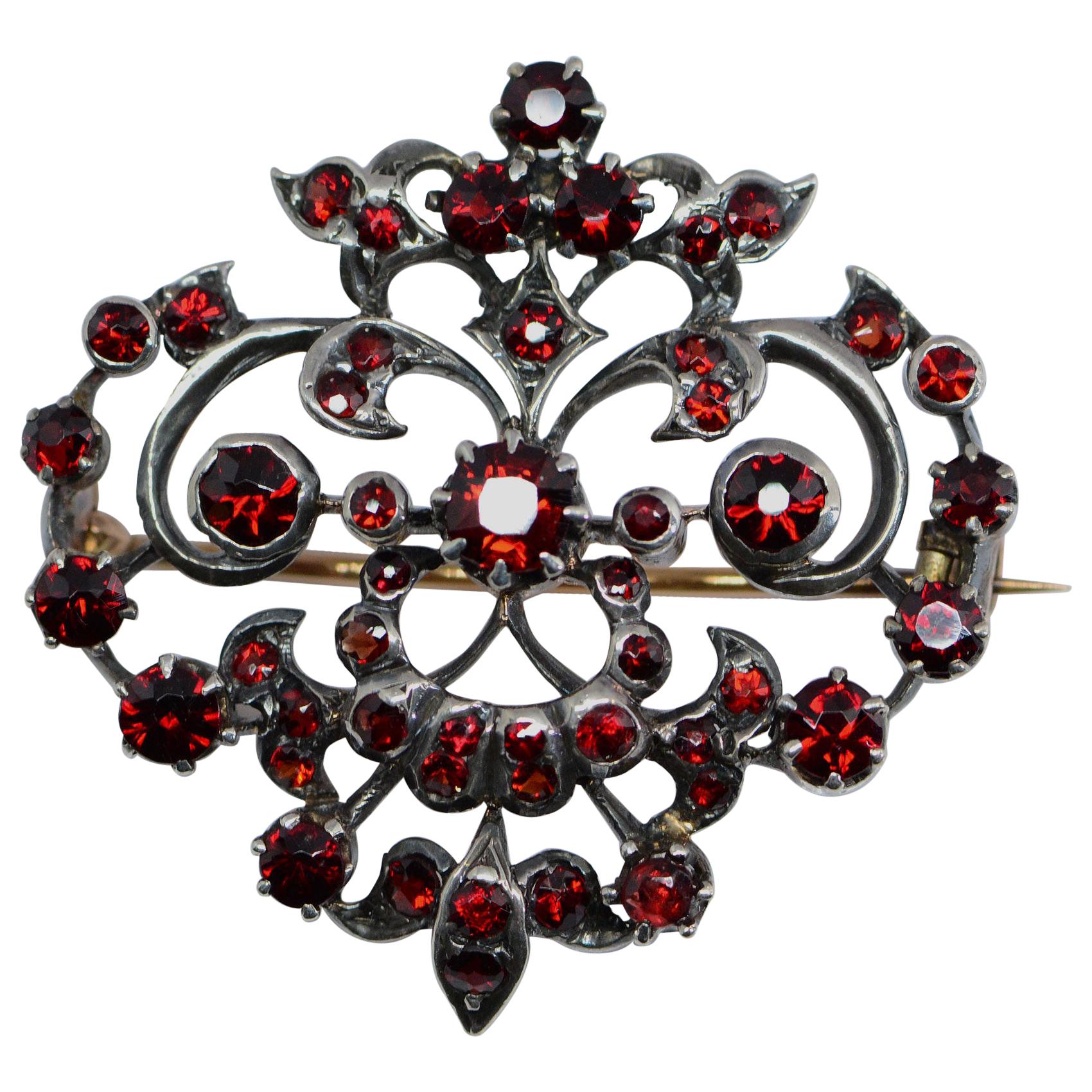 French Victorian 1.65 Carat Garnet Brooch Silver and Yellow Gold im Angebot