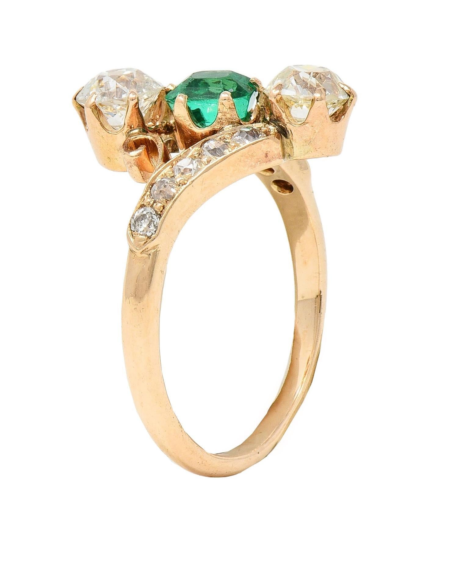 Bague bypass victorienne ancienne en or jaune 14 carats avec diamants et émeraude de 1,66 carat en vente 4