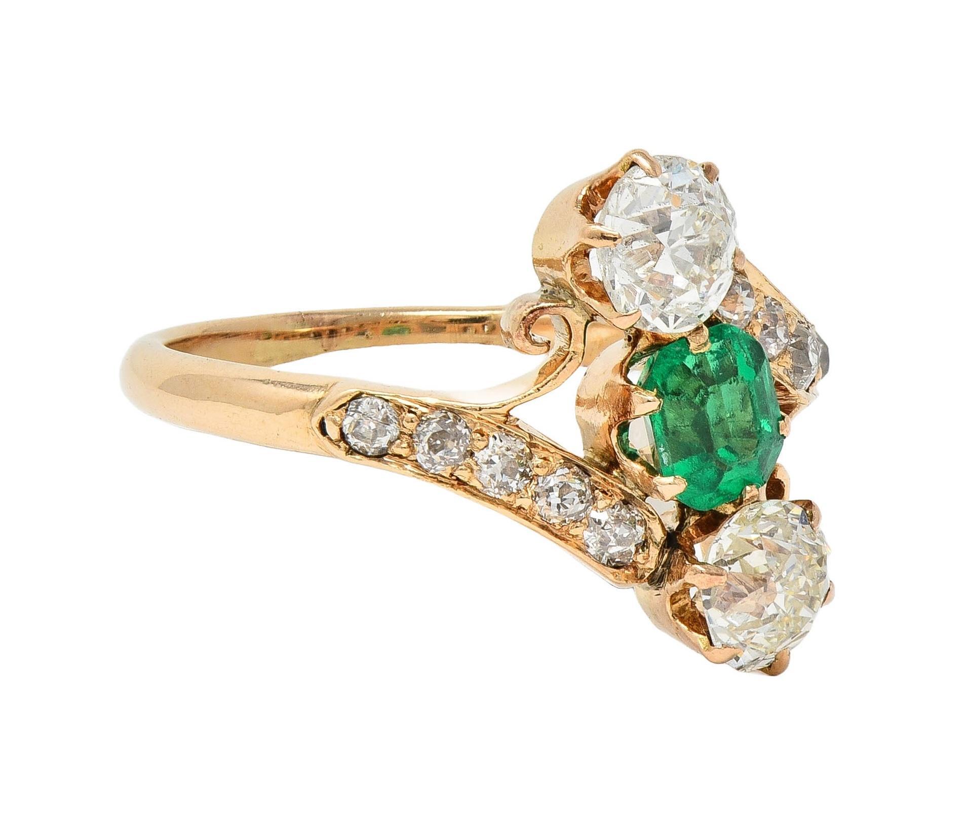 Victorien Bague bypass victorienne ancienne en or jaune 14 carats avec diamants et émeraude de 1,66 carat en vente