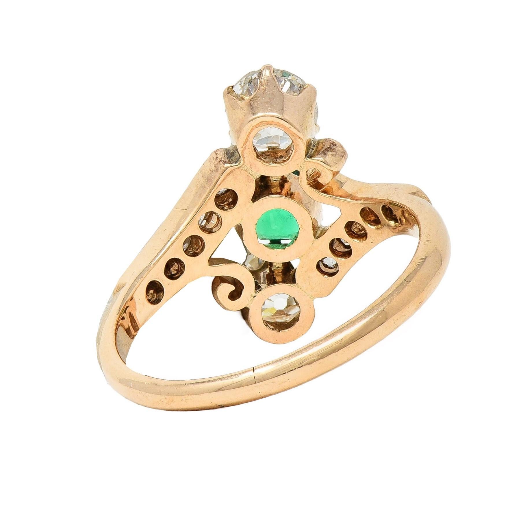 Bague bypass victorienne ancienne en or jaune 14 carats avec diamants et émeraude de 1,66 carat Excellent état - En vente à Philadelphia, PA