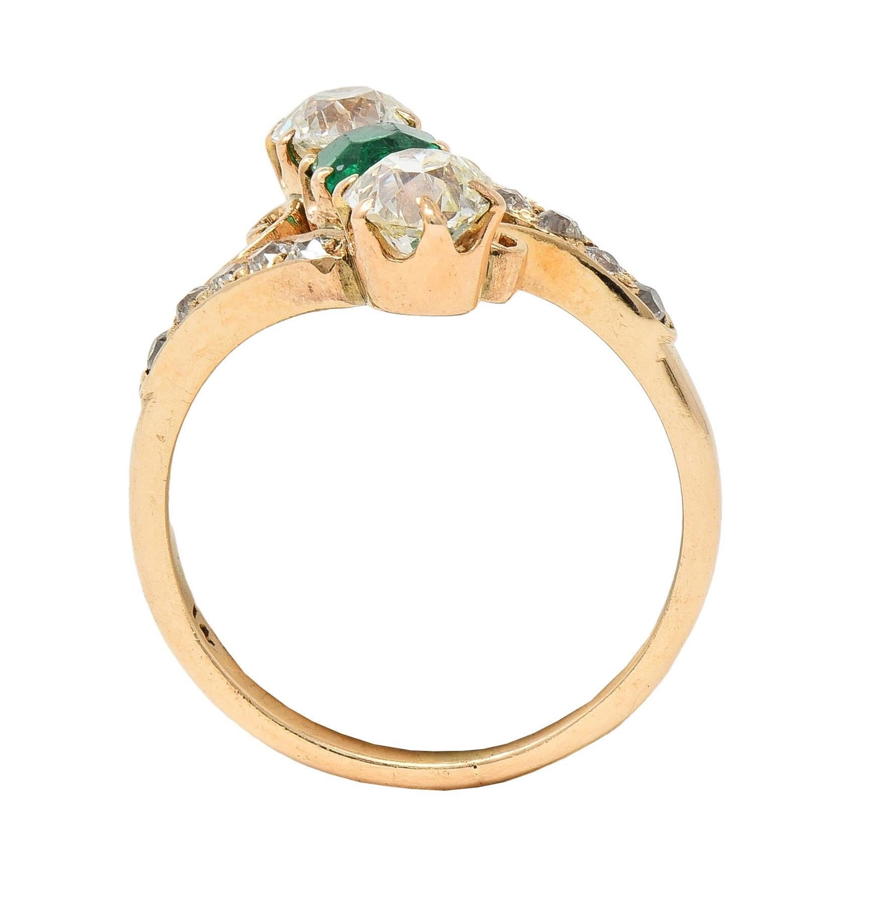 Bague bypass victorienne ancienne en or jaune 14 carats avec diamants et émeraude de 1,66 carat en vente 3