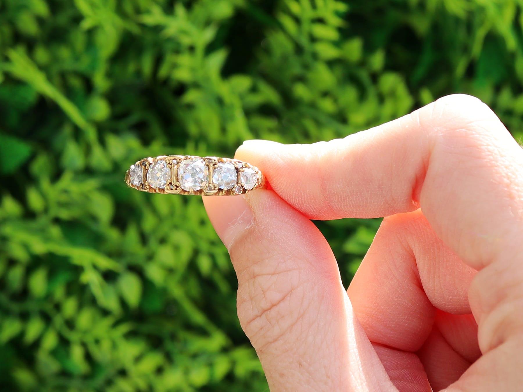 Eine atemberaubende, feine und beeindruckende antiken viktorianischen 1,78 Karat Diamant und 18 Karat Gelbgold fünf Stein-Ring; Teil unserer antiken Schmuck / Estate Jewelry Sammlungen.

Dieser atemberaubende antike Diamantring mit fünf Steinen ist