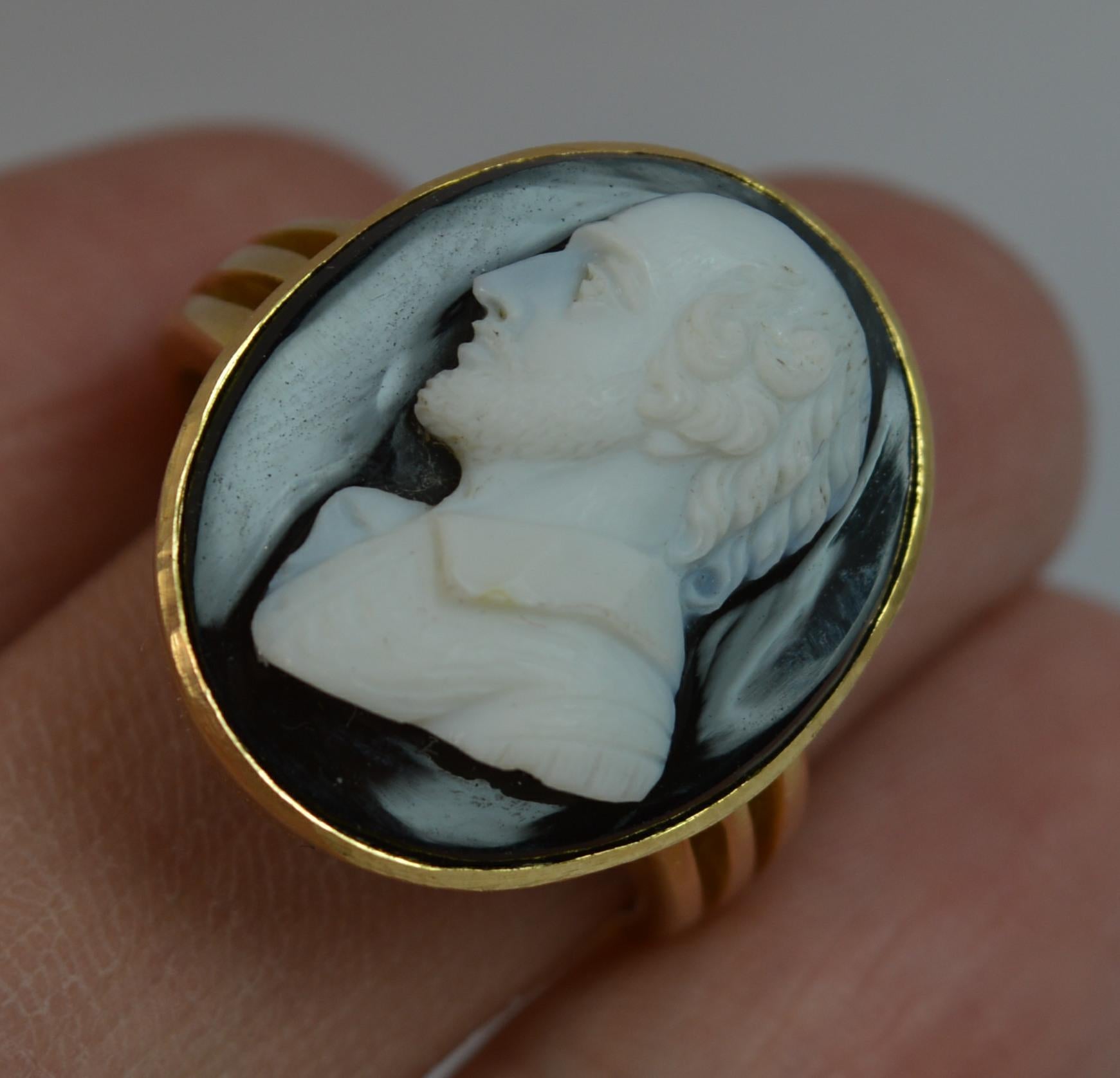 Victorian 18 Carat Gold and Hardstone William Shakespeare Signet Ring In Good Condition In St Helens, GB