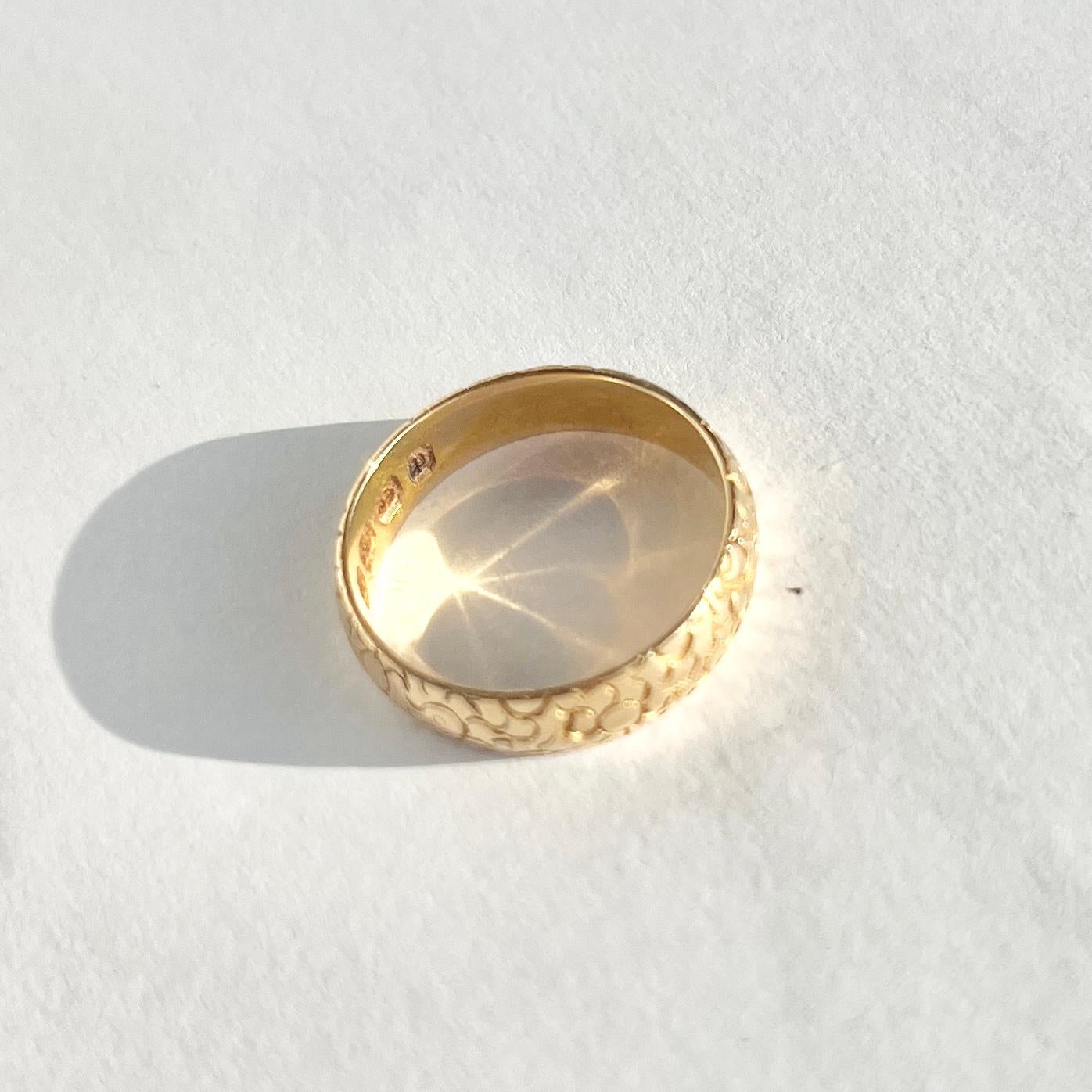 The engraving on this 9ct gold band is gorgeous and the pattern almost looks like flowers. This band would make a gorgeous fancy wedding band or a beautiful every day wear ring. Hallmarked Birmingham 1890. 

Ring Size: L 1/2 or 6 
Band Width: