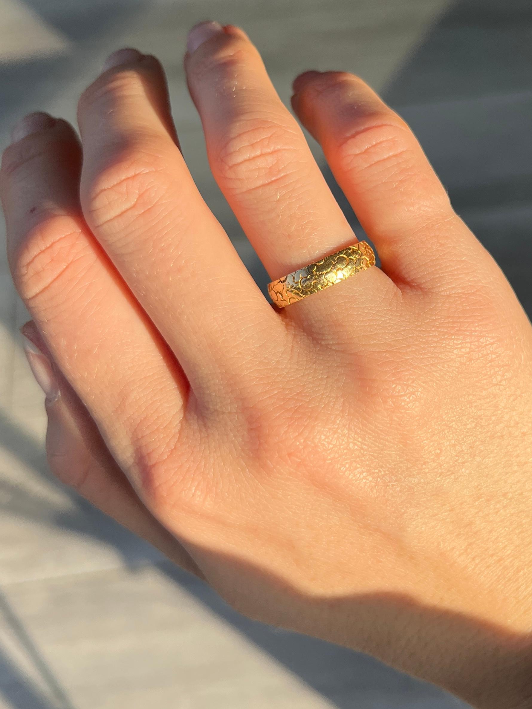 Women's or Men's Victorian 18 Carat Gold Decorative Band For Sale