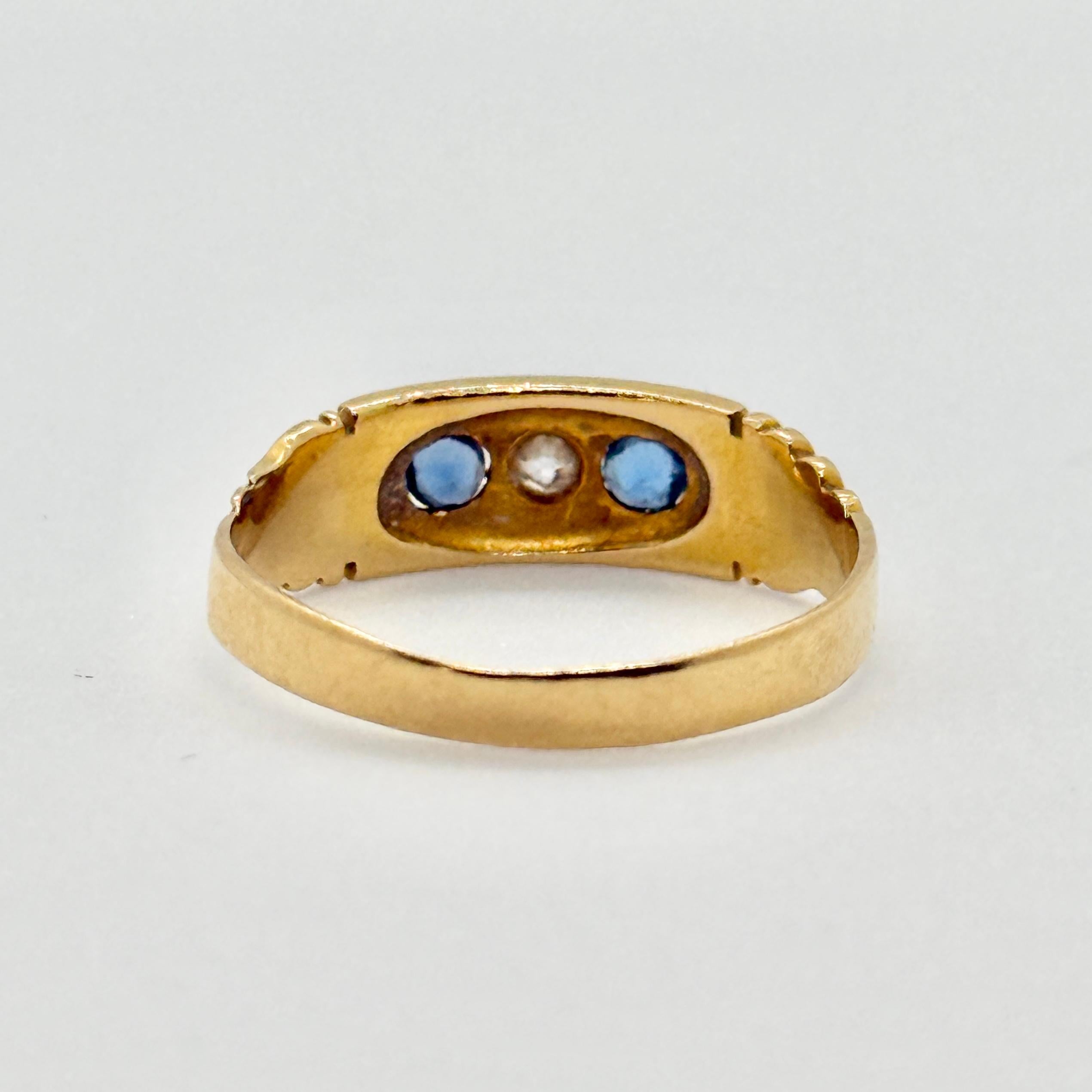 Victorian 18 Carat Gold Diamond and Sapphire Three Stone Ring (Viktorianisch) im Angebot