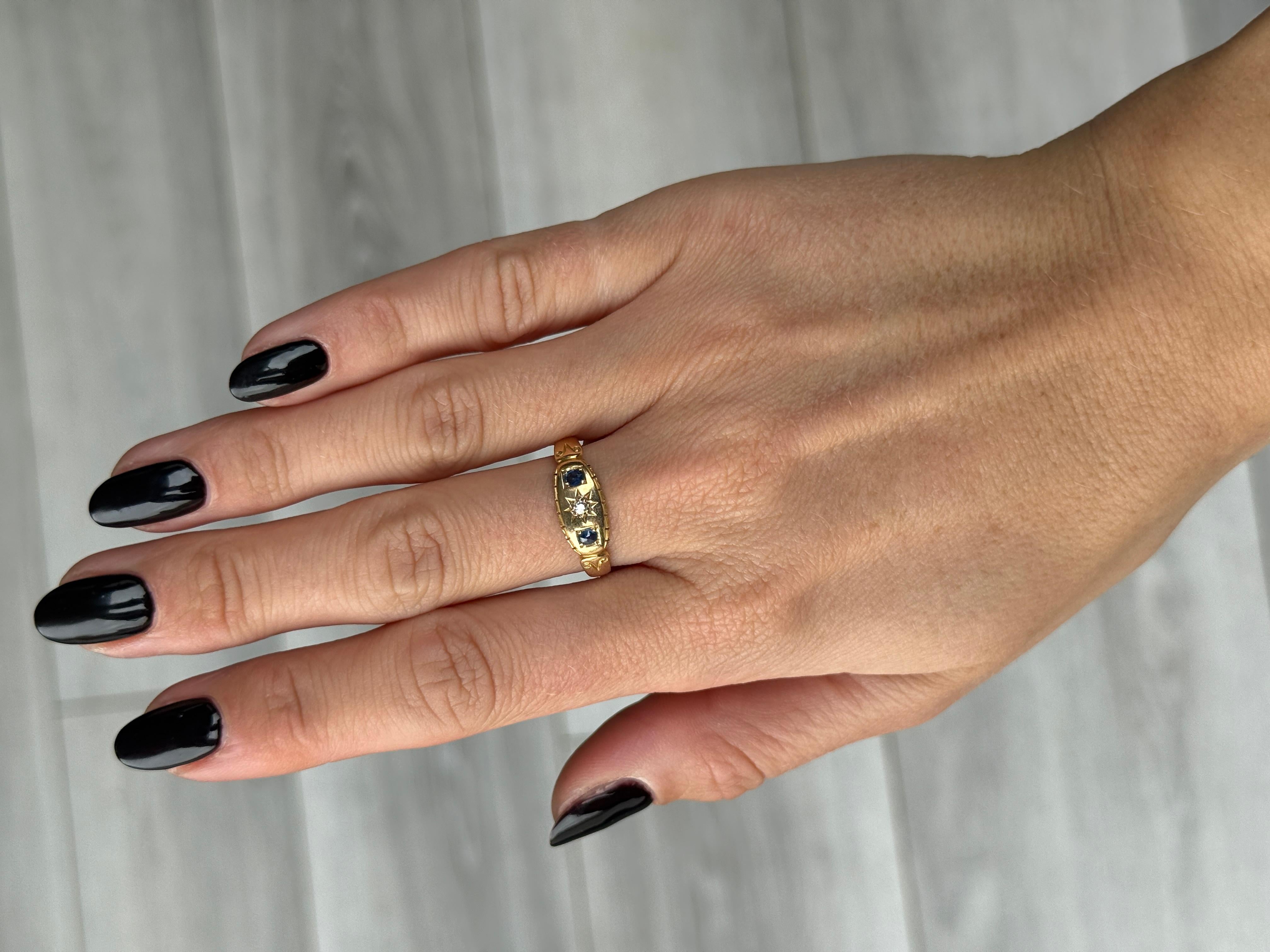 Victorian 18 Carat Gold Diamond and Sapphire Three Stone Ring (Viktorianisch) im Angebot