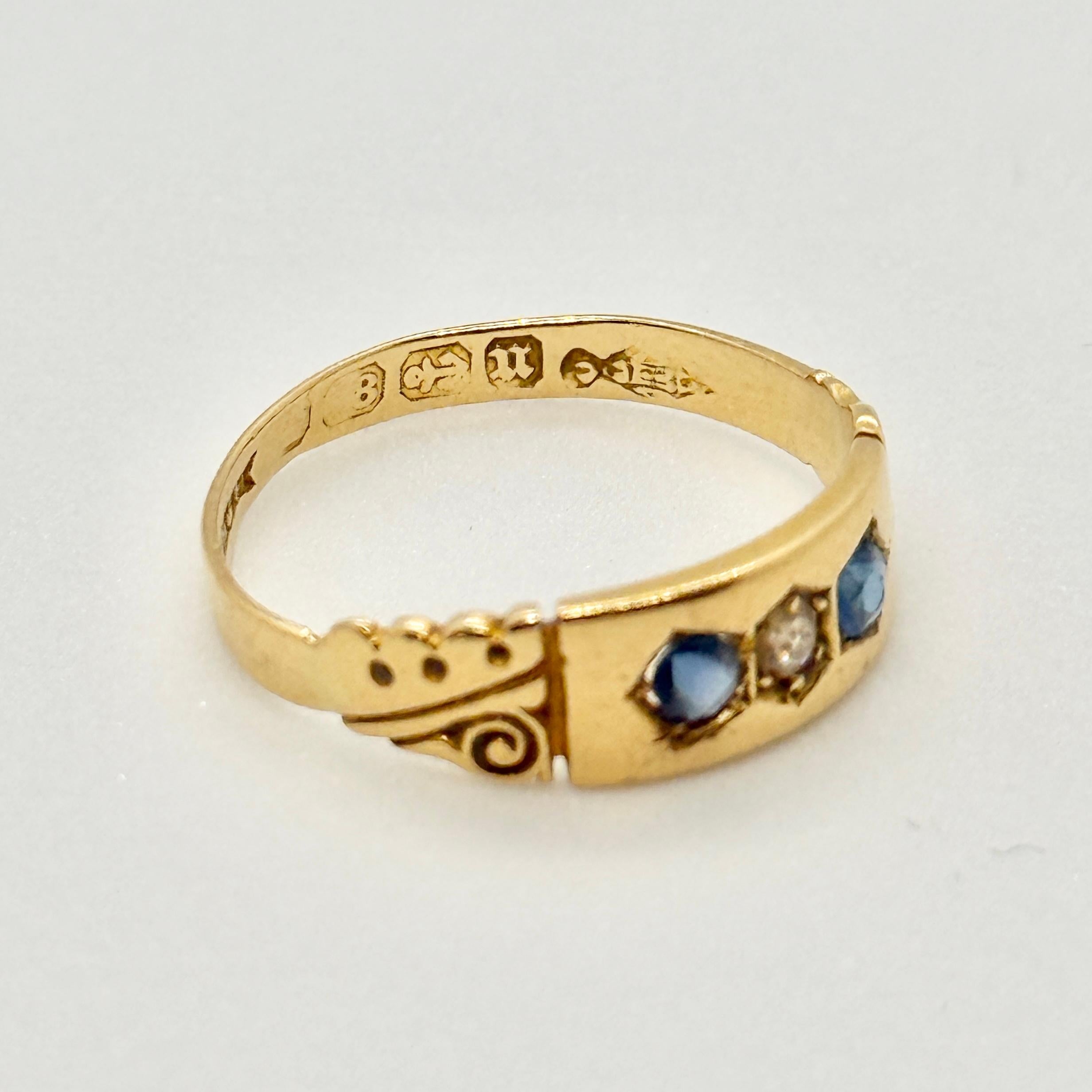 Victorian 18 Carat Gold Diamond and Sapphire Three Stone Ring (Rundschliff) im Angebot