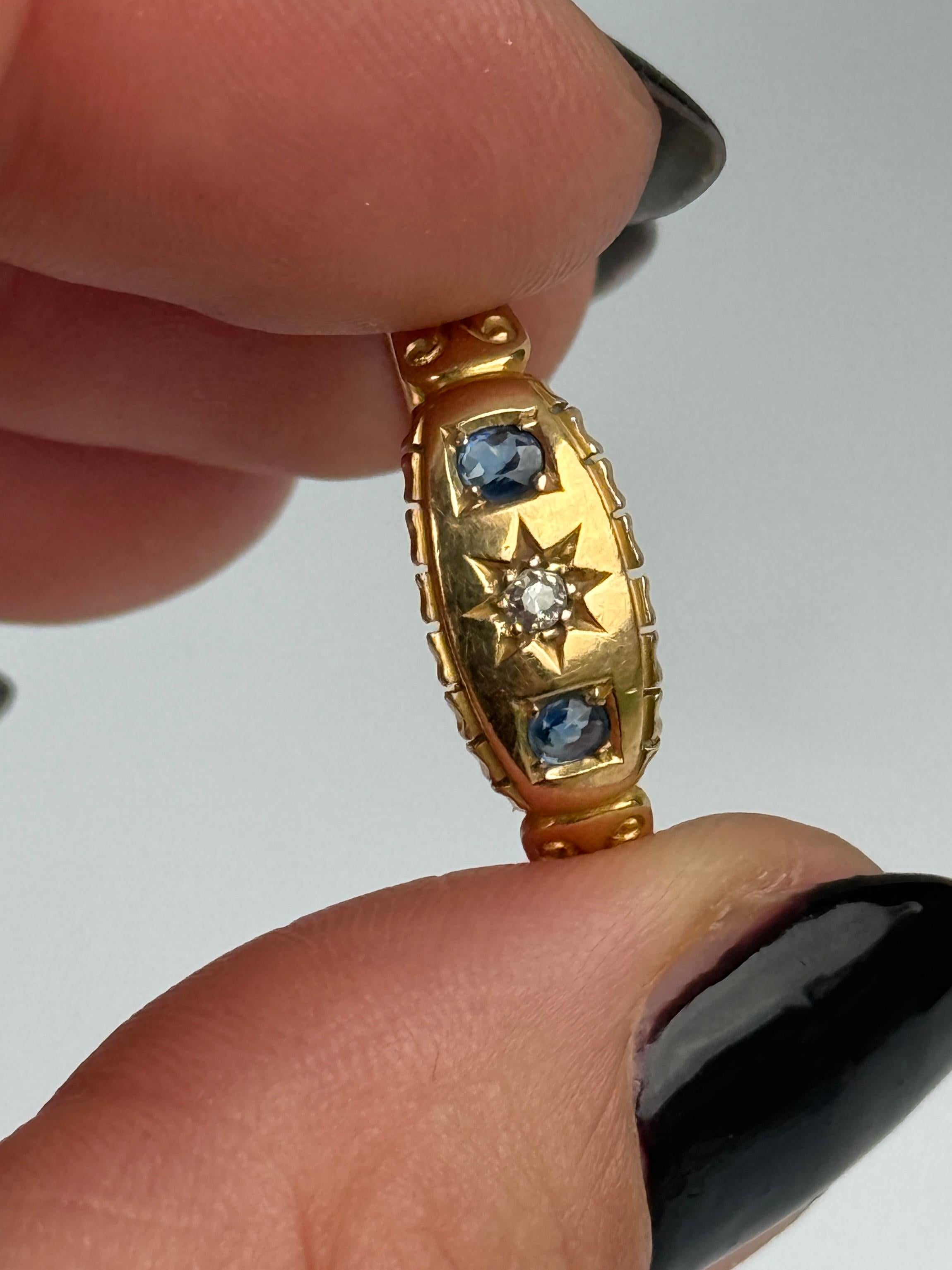 Victorian 18 Carat Gold Diamond and Sapphire Three Stone Ring (Rundschliff) im Angebot