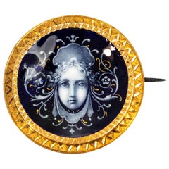 Broche déesse victorienne en verre bleu Bristol peint en or 18 carats