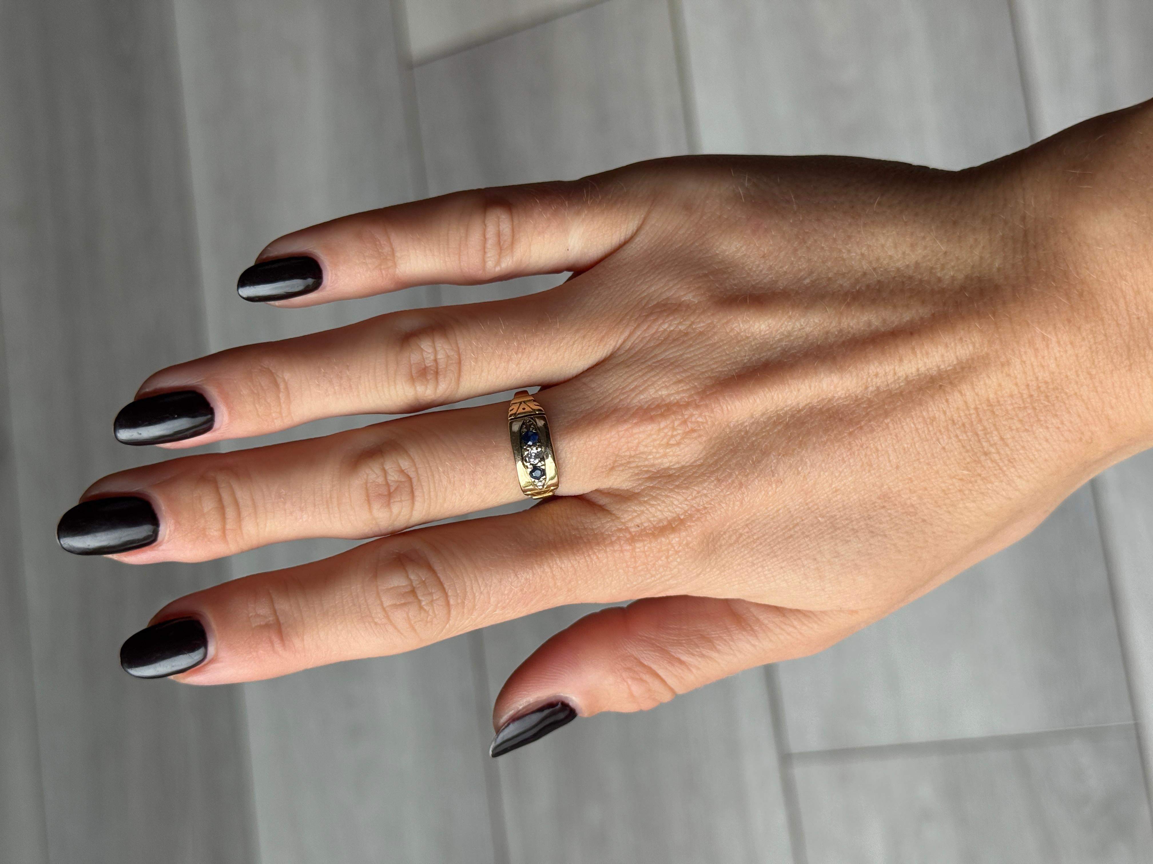 Taglio rotondo Anello vittoriano a cinque pietre con zaffiro e diamante in oro 18 carati in vendita