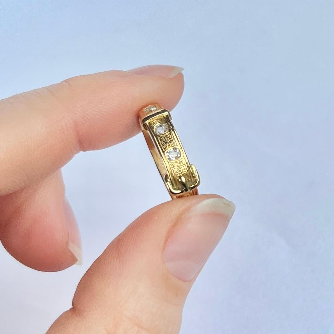 Cette magnifique bague, en or jaune 18 carats massif, est poinçonnée à l'intérieur de la tige pour Londres 1860. La boucle est ornée de trois diamants taille ancienne mesurant 21 points et délicieusement gravée à la main. Elle porte une inscription