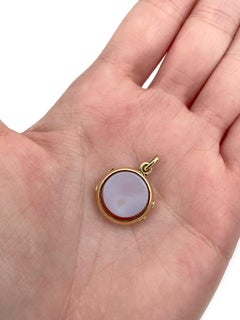 Victorian 18 Karat Gold Agate Round Locket Pendant