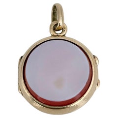 Victorian 18 Karat Gold Agate Round Locket Pendant