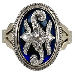 Anillo de cóctel victoriano de oro de 14 quilates con esmalte azul y diamantes talla rosa y motivo floral