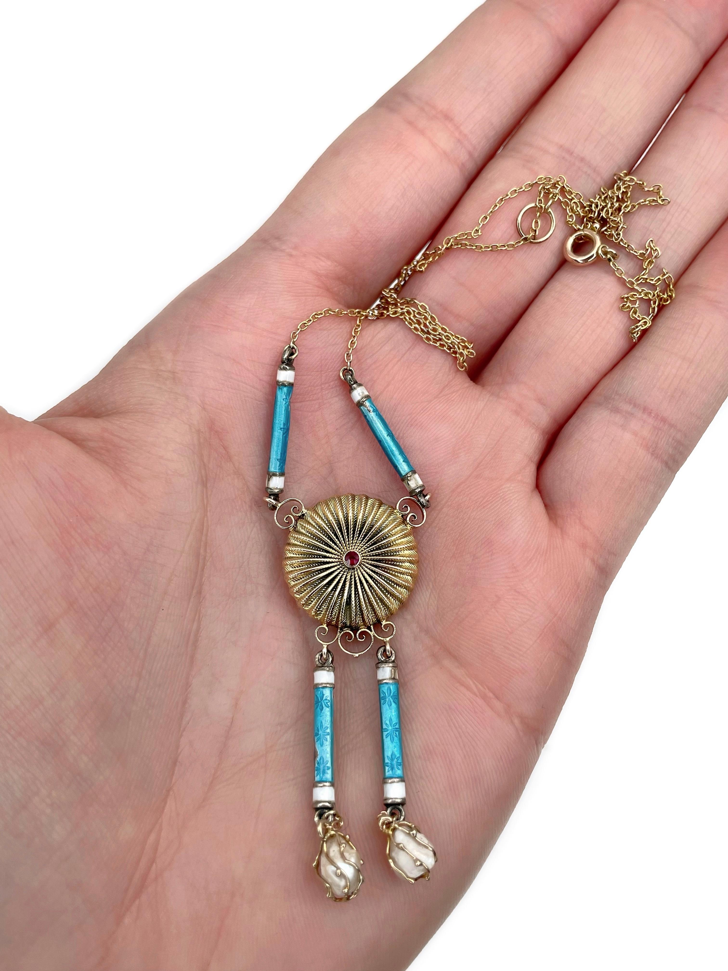 Questa è una collana vittoriana con collier a goccia realizzata in oro 18 carati. Il pezzo presenta smalto bianco e azzurro, perle e rubini. Circa 1890. 

Peso: 6,22 g
Lunghezza del dettaglio: 5 cm
Lunghezza: 47 cm

IMPORTANTE: In qualità di
