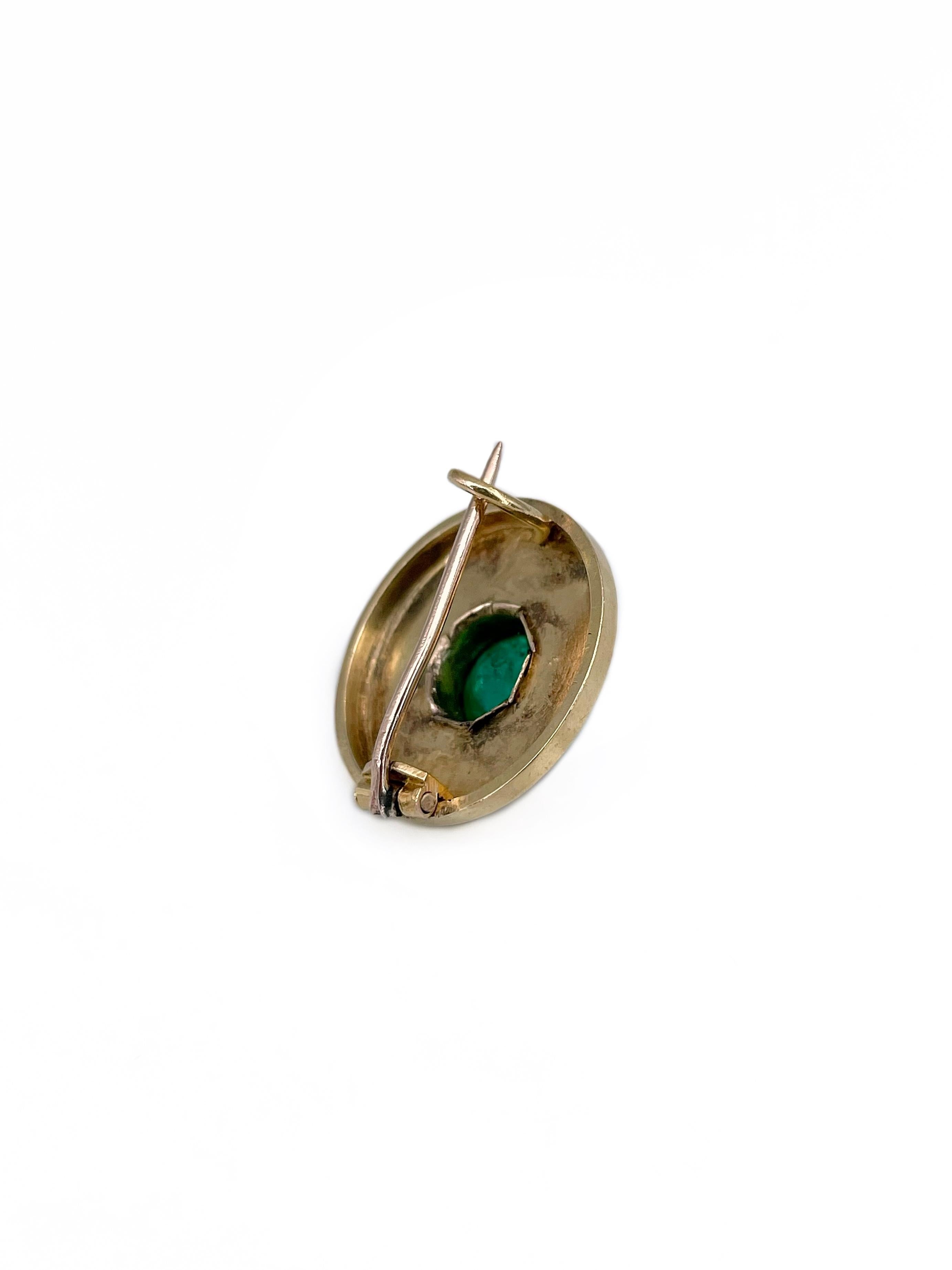 Victorian 18 Karat Gold Cabochon Cut Emerald Rose Cut Diamond Round Pin Brooch In Good Condition In Vilnius, LT