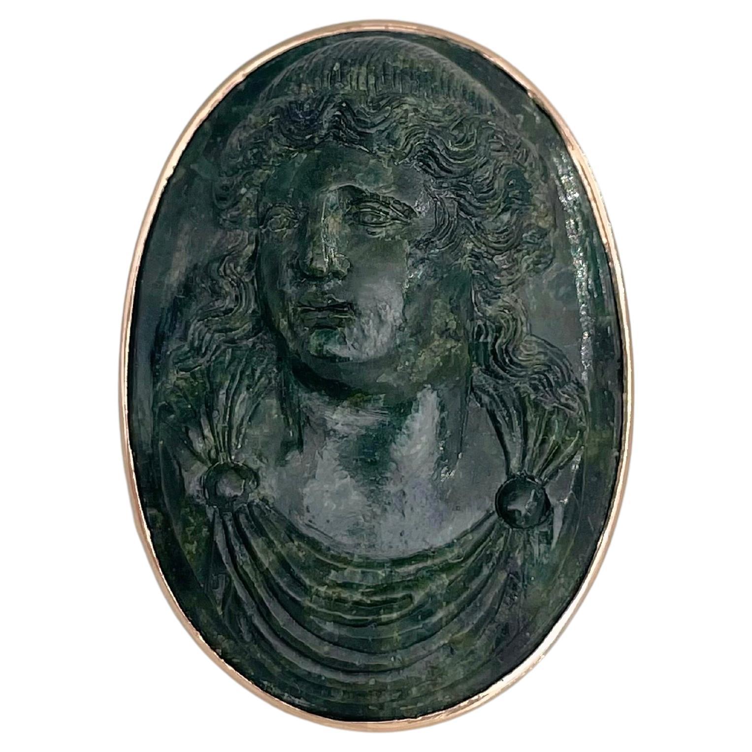 Anello da cocktail vittoriano in oro 18 carati con cammeo ovale e ritratto di calcedonio in vendita