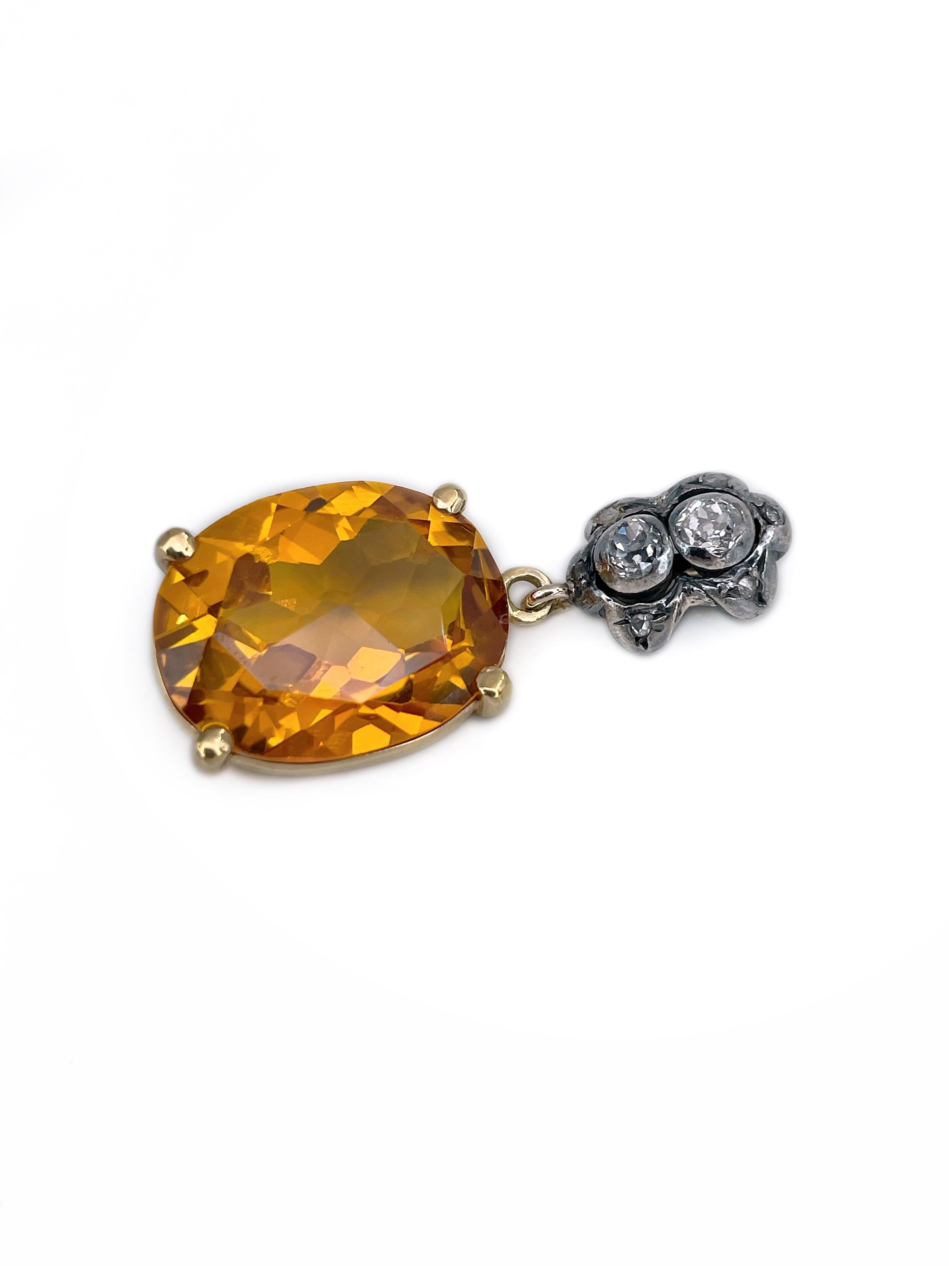 Este es un precioso colgante victoriano elaborado en oro de 14 quilates y plata. Alrededor de 1890.

La pieza presenta:
- 1 corindón, talla oval, amarillo
- 8 diamantes, talla antigua, TW 0,40ct, RW-W, VS-SI

Peso: 6,02 g
Longitud: 3.5 cm