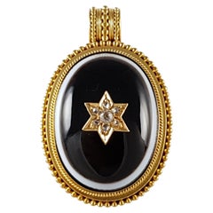 Médaillon victorien en or 18 carats avec diamants et agate à bandes en forme d'œil de taureau