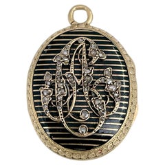 Colgante relicario ovalado victoriano de oro de 18 quilates con iniciales de diamantes y perlas esmaltadas