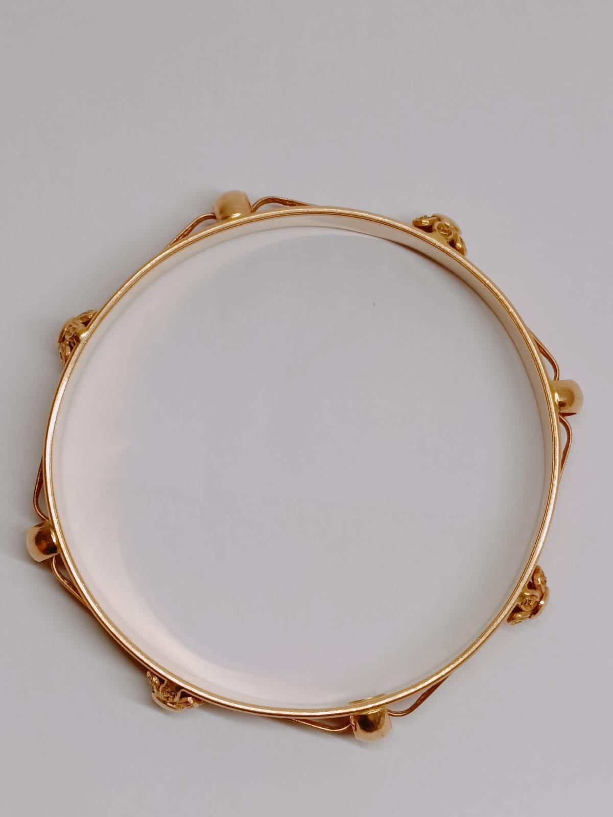 Bracciali orientali francesi d'oro vittoriani a 18 carati.
Un eccezionale esempio di bracciale antico in stile vittoriano, ben realizzato in stile orientale. È larga poco più di un centimetro.
Braccialetto francese anni '30 in oro 18 carati in stile
