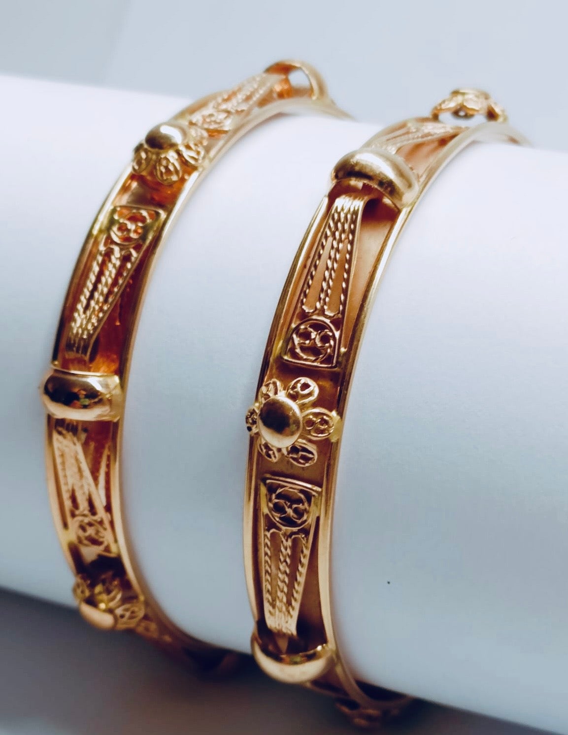 Victorian 18 Karat Gold French Oriental Bangle Bracelet Set of 2 In Good Condition For Sale In North Hollywood, CA