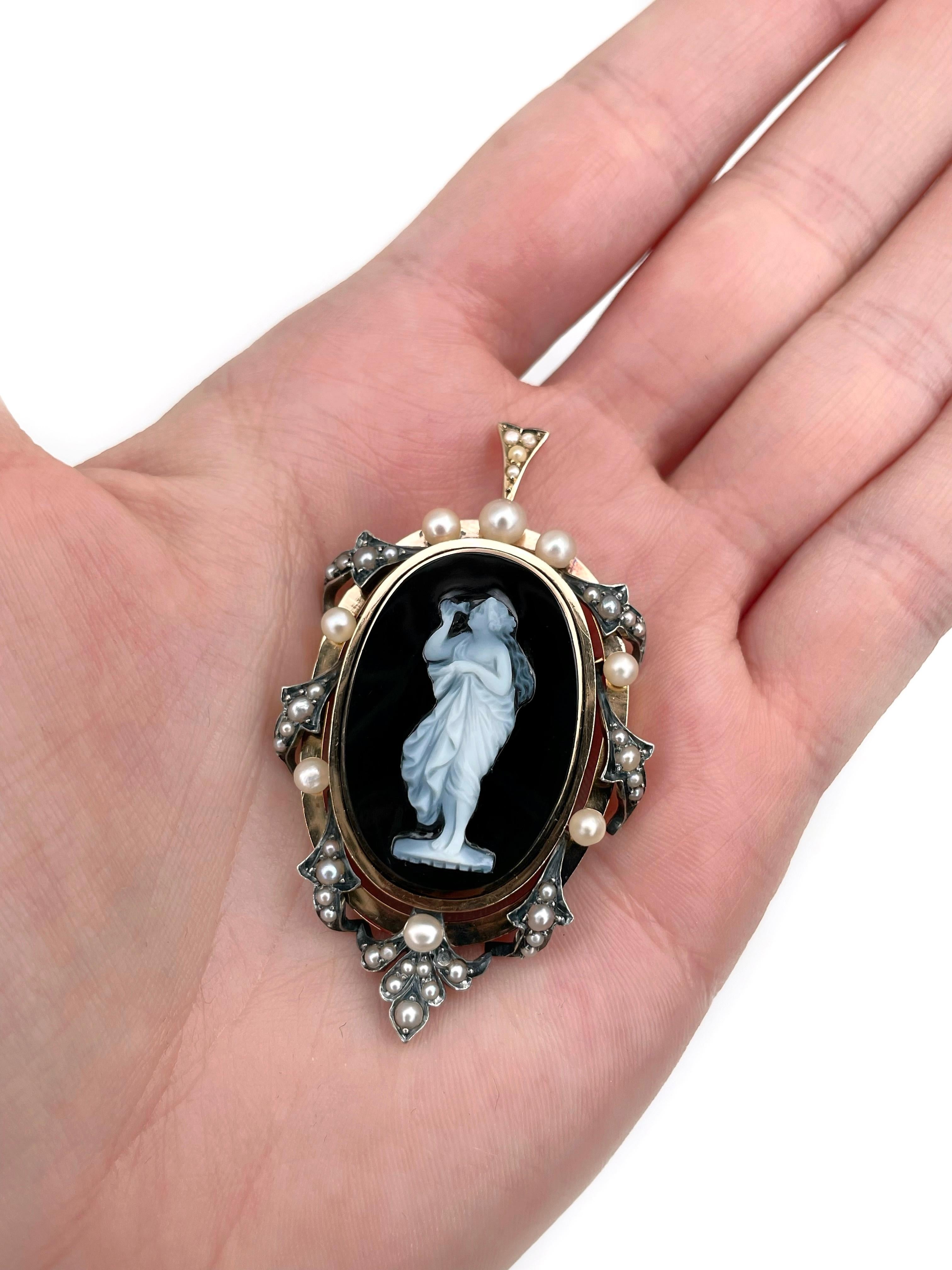 Il s'agit d'un pendentif ovale victorien en or 18 carats. Circa 1880. 

La pièce comporte un camée en agate représentant une femme tournée vers la gauche. Le cadre est orné de perles de culture. 

Poids : 15,64 g
Taille : 5.5x3cm

IMPORTANT : En