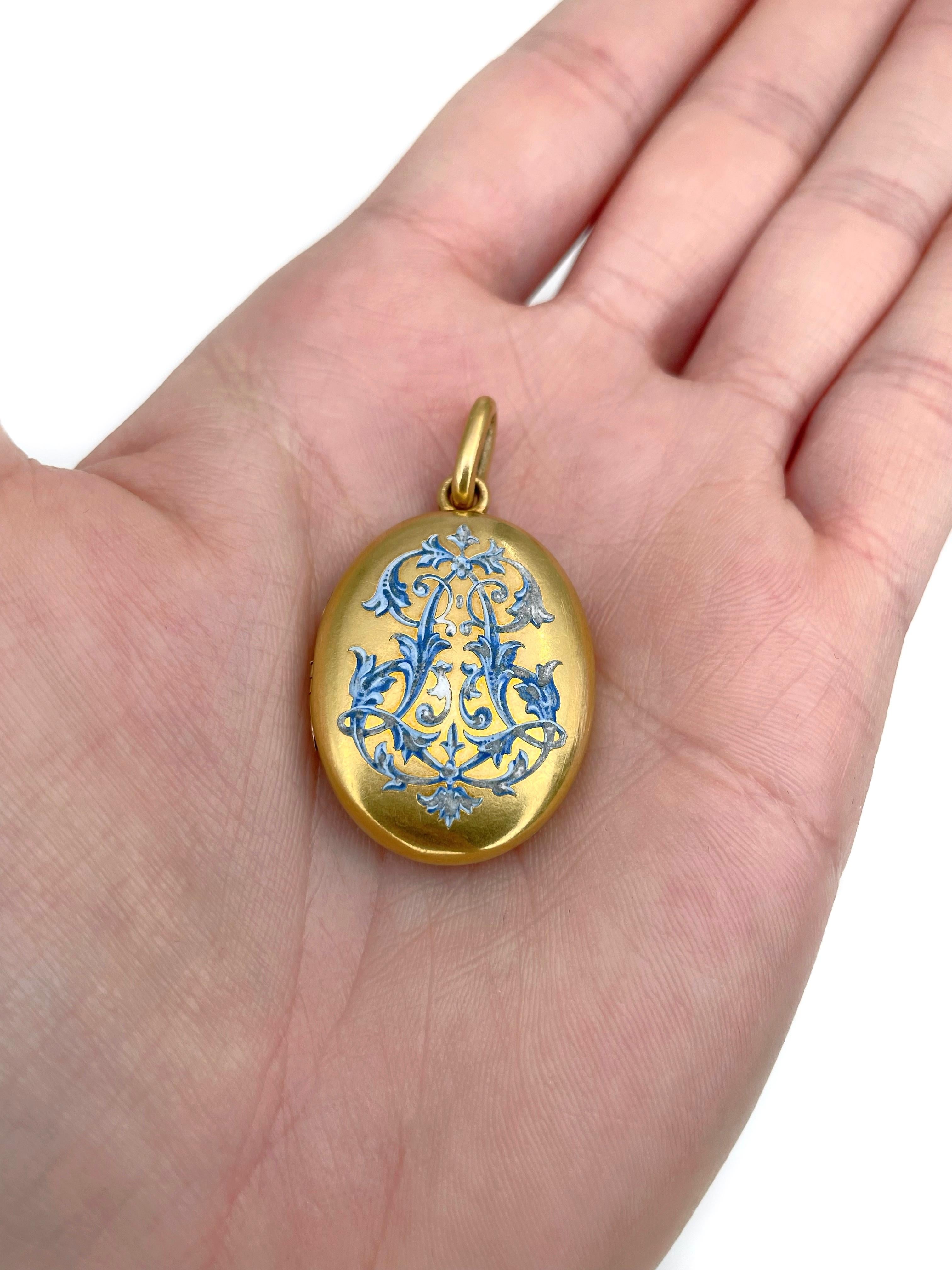 Se trata de un colgante relicario victoriano ovalado con motivo floral elaborado en amarillo de 18 quilates. Alrededor de 1880. 

La pieza presenta una preciosa ornamentación de esmalte azul claro. 

Contiene un grabado en el interior (consulta la