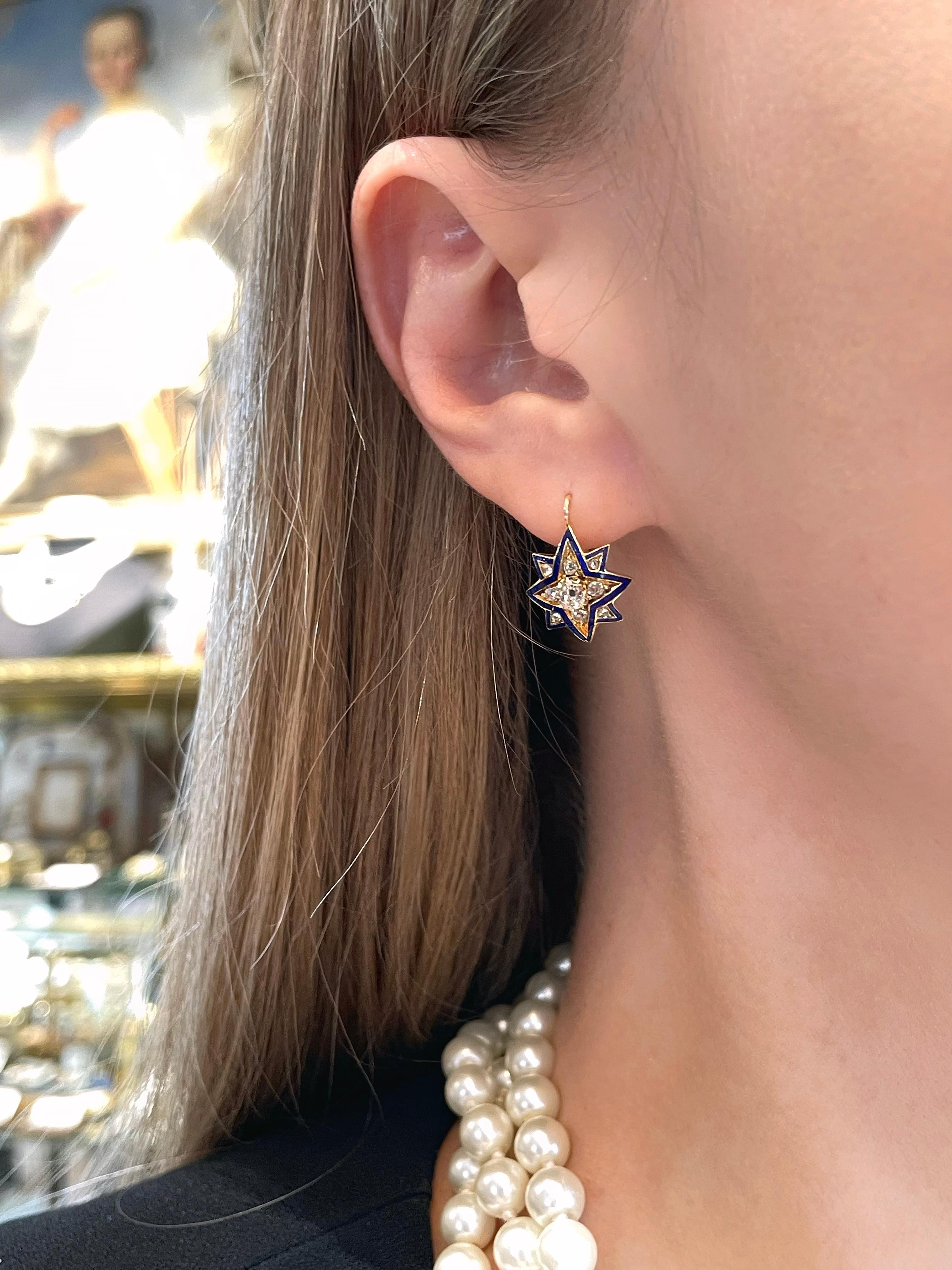 Il s'agit d'une belle paire de boucles d'oreilles victoriennes en forme d'étoile. Il est réalisé en or 18 carats et orné d'émail bleu. La pièce comporte des diamants de taille ancienne et de taille rose. Date d'environ 1890. 

Poids : 4,23