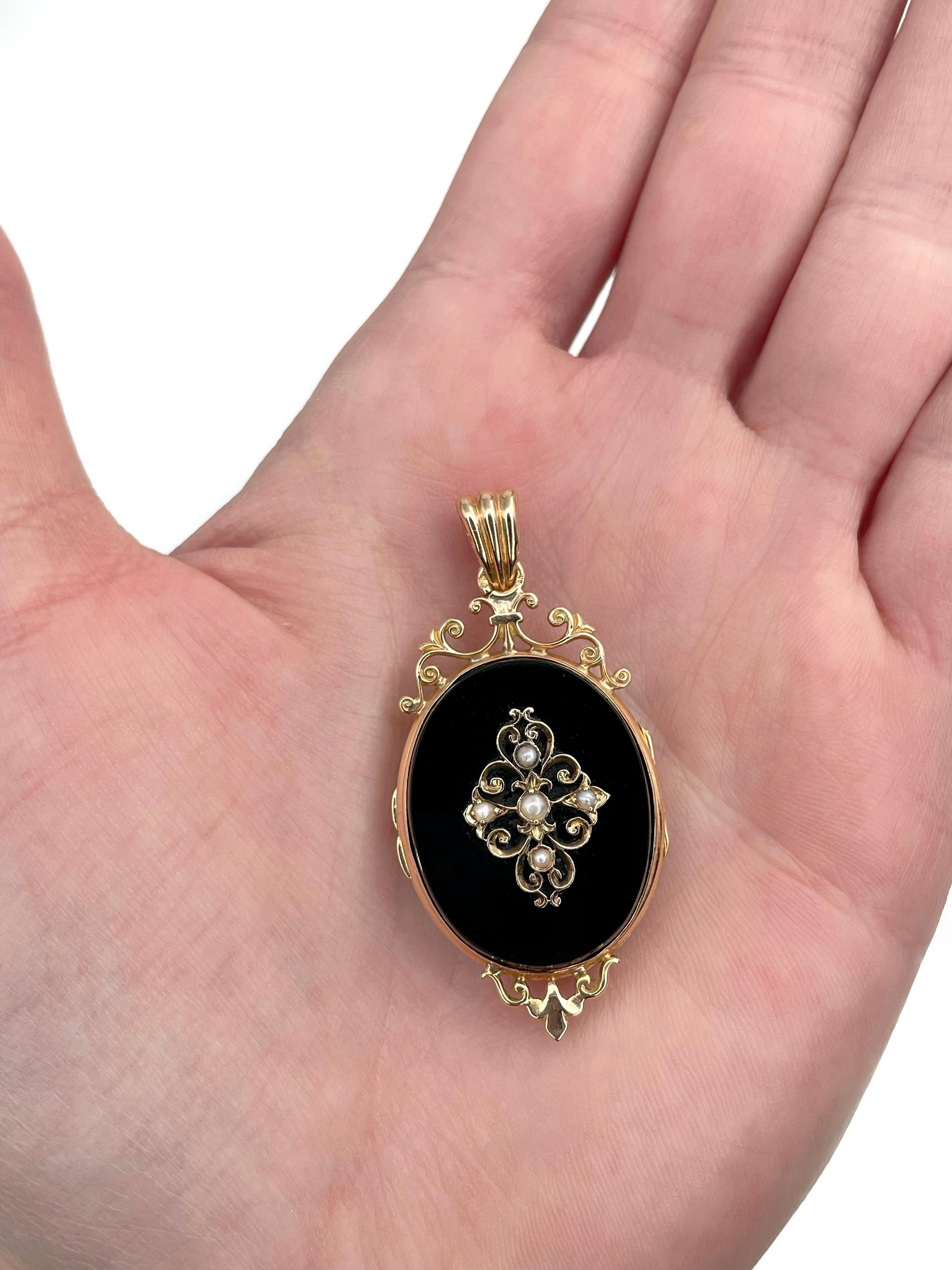 This is a Victorian oval locket pendant crafted in 18K gold. Circa 1890. The piece is made of onyx. It is beautifully set with seed pearls. It has two spaces inside.

Weight: 10.84g
Size: 5.5x2.5cm

———

If you have any questions, please feel free