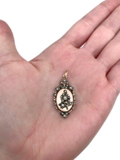 Viktorianischer 18 Karat Gold Perle Blumenmotiv Oval-Anhänger