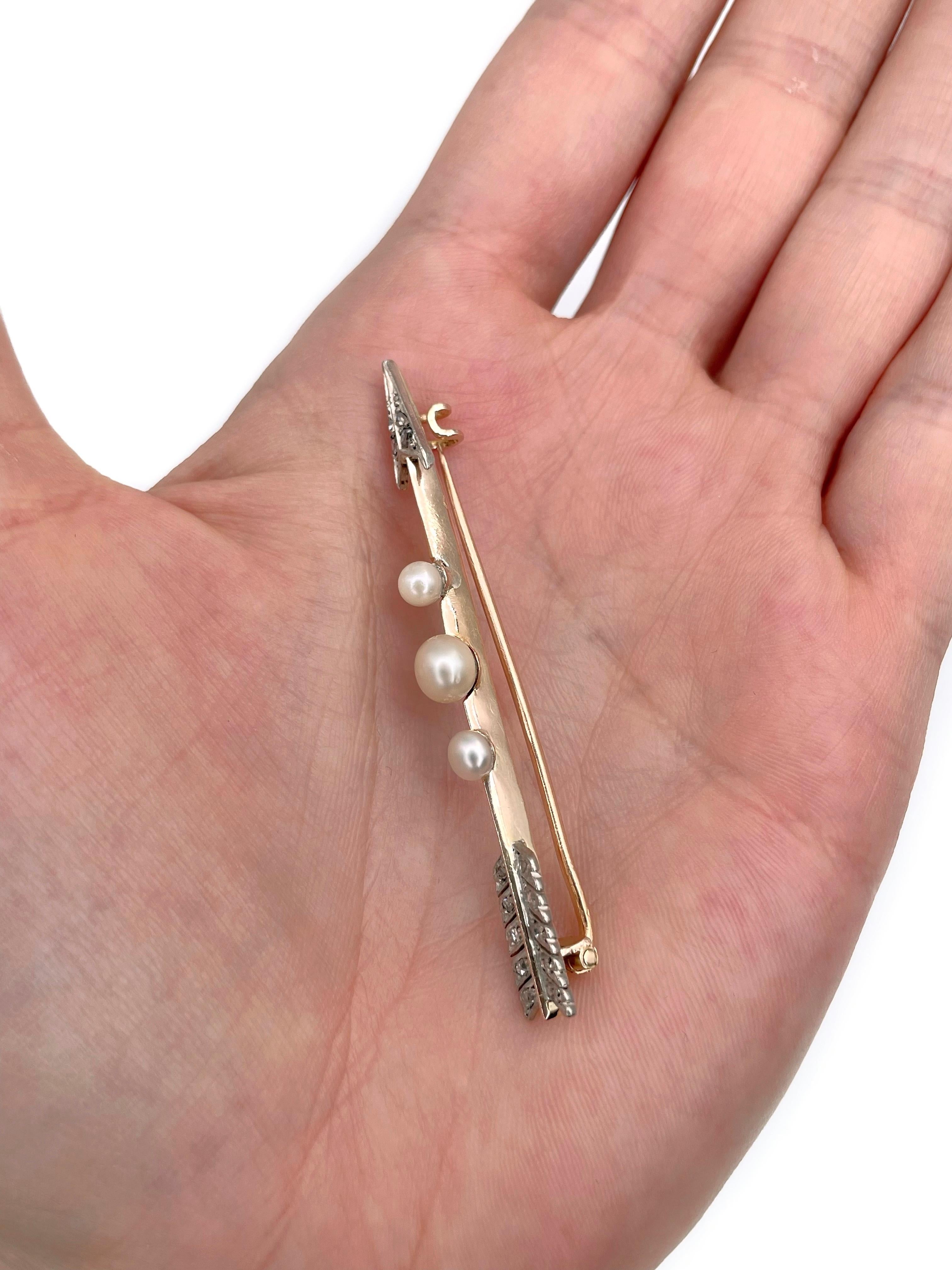 Dies ist eine viktorianische Arrow Bar Brosche in 18K Gold gefertigt. Das Schmuckstück ist mit Zuchtperlen und Diamanten im Rosenschliff besetzt. Um 1890. 

Gewicht: 5.15 g
Länge: 6 cm

WICHTIG: Als Käufer sind Sie in vollem Umfang für die