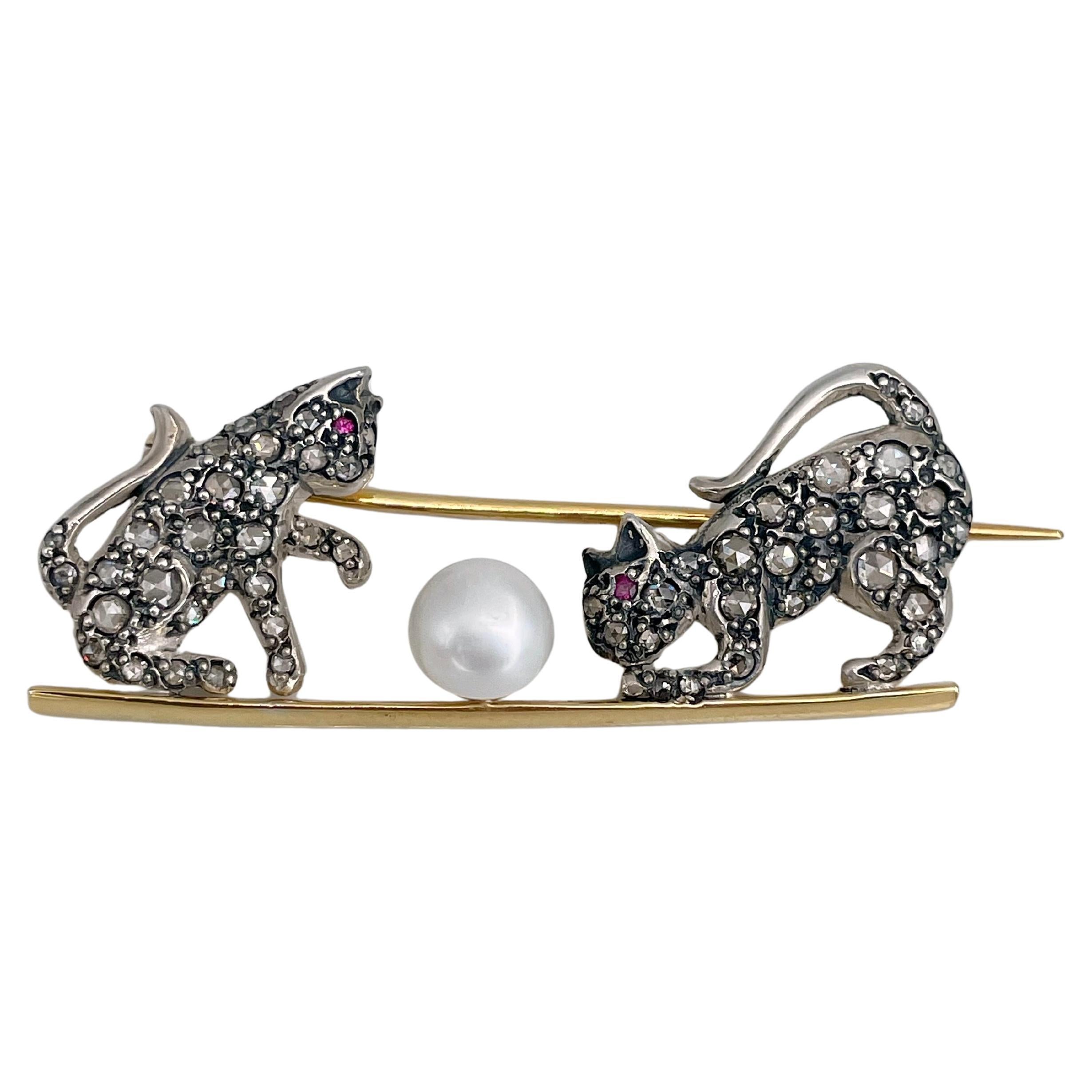 Broche victoriano de oro de 9 quilates con perlas y diamantes de 0,90 quilates Gato jugando con una pelota