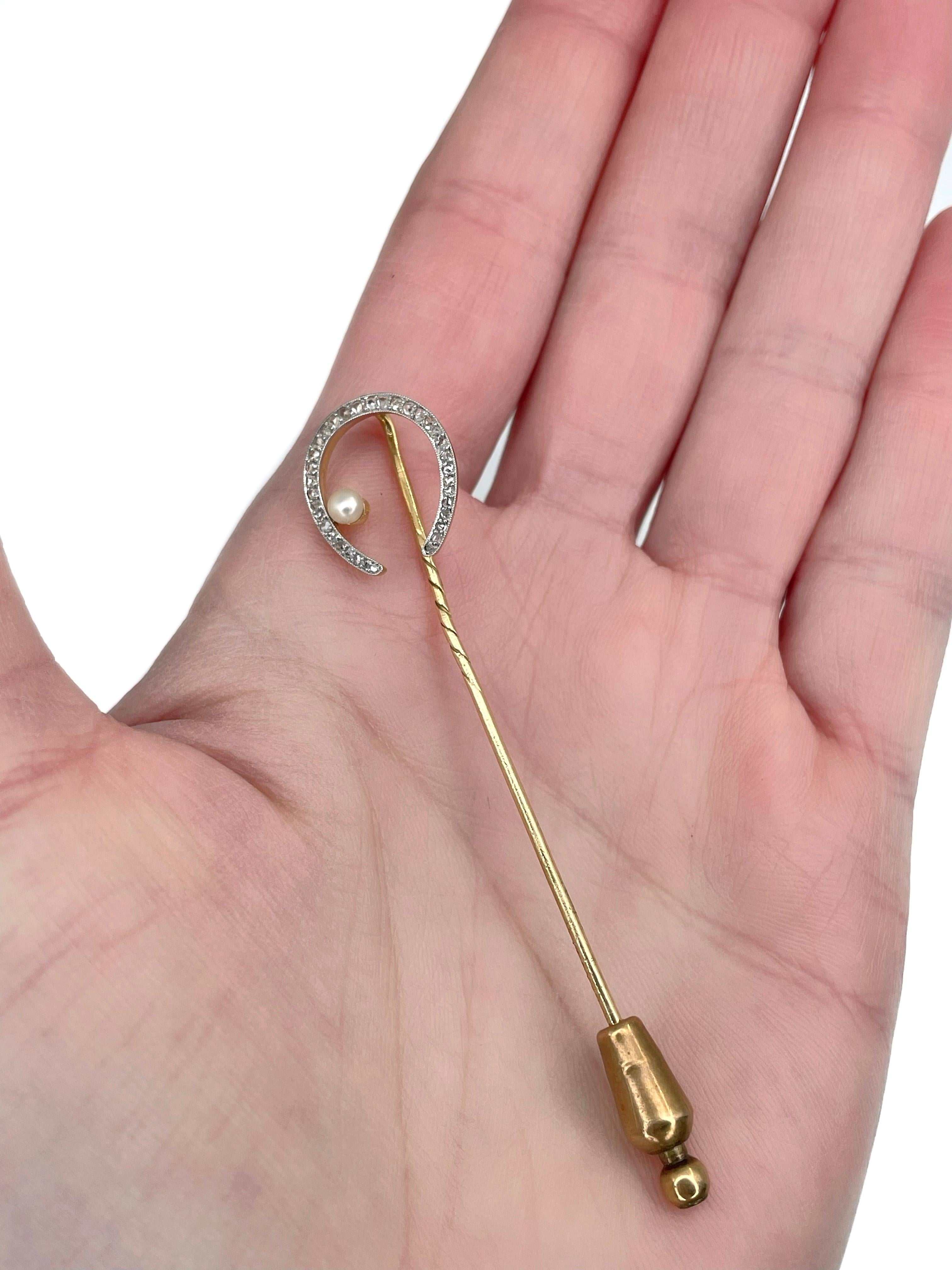 This is a Victorian horse shoe stick pin brooch. It is crafted in 18K yellow gold. Circa 1900. 

The piece features a cultured pearl and rose cut diamonds. 

The clutch is crafted in brass. 

Weight: 3.42g
Length: 7.5cm
Horse shoe: