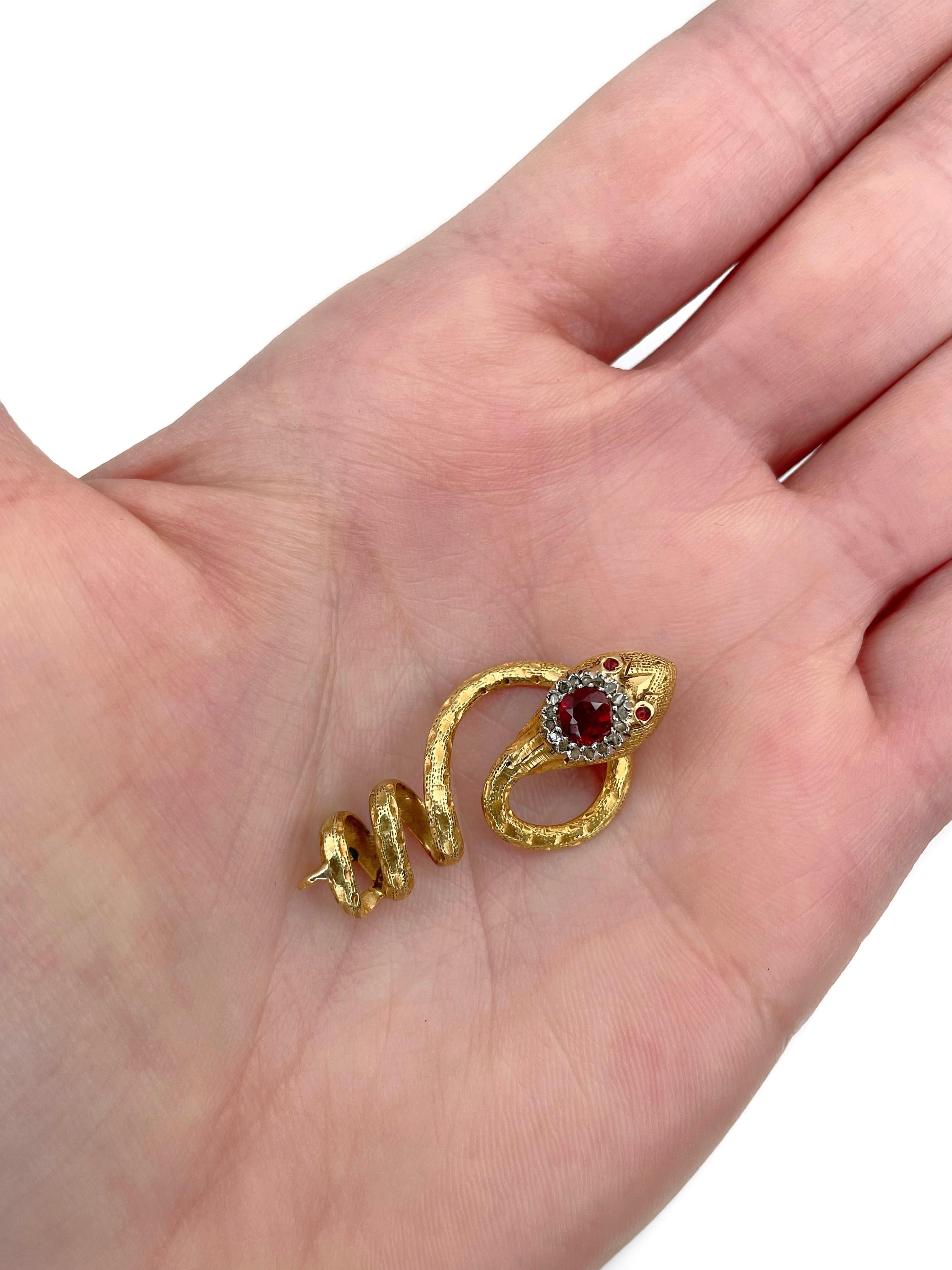 Il s'agit d'un magnifique pendentif serpent victorien en or jaune 18 carats. Date d'environ 1890.

La pièce comporte :
- pâte rouge
- diamants taillés en rose

Les serpents étaient hautement symboliques à l'époque victorienne, symbolisant souvent