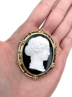 Victorian 18 Karat Gold Right Facing Lady Chalcedony Cameo Large Pin Brooch