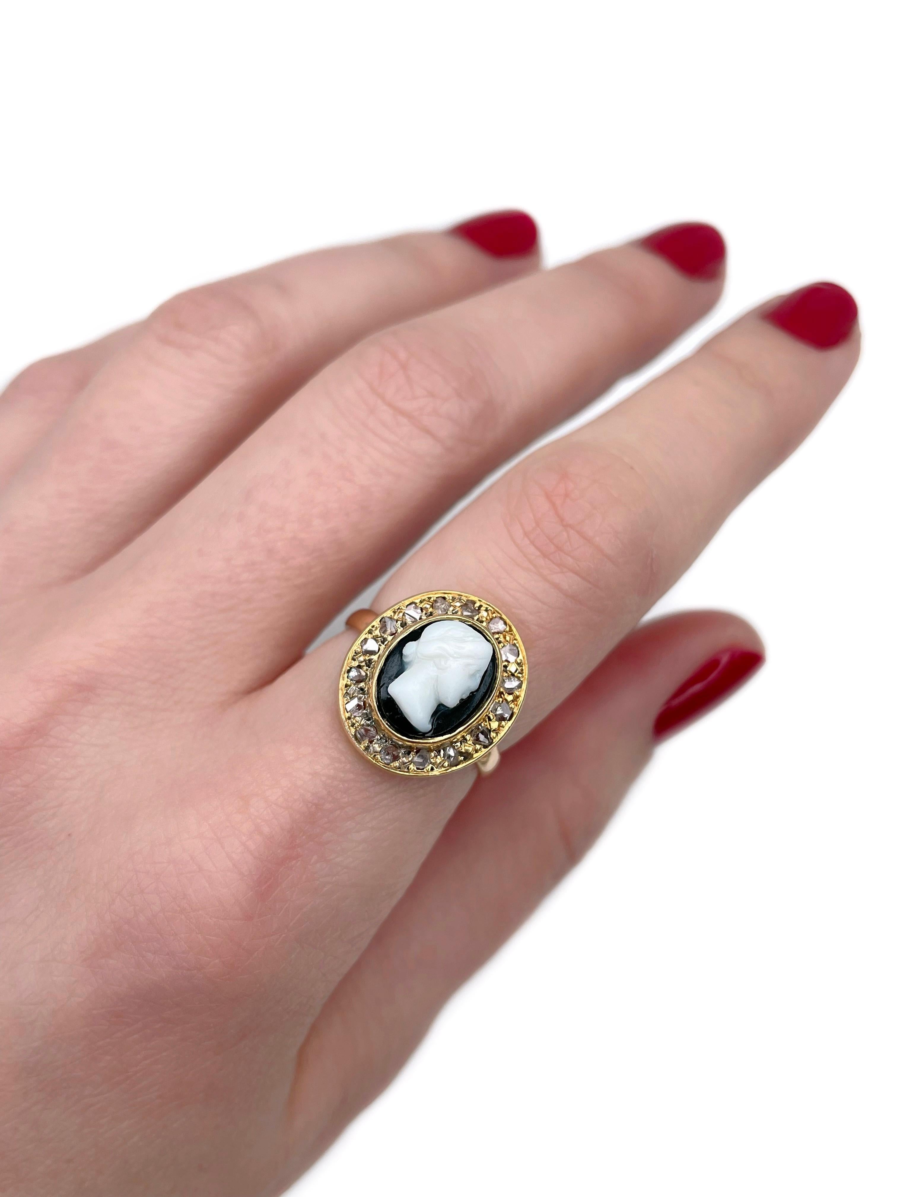 Si tratta di un anello vittoriano a grappolo realizzato in oro giallo 18 carati. Circa 1890. 

Il pezzo presenta un cammeo in calcedonio nero che raffigura una donna rivolta verso destra. È circondato da diamanti taglio rosa.

Peso: 4,43 g
Taglia: