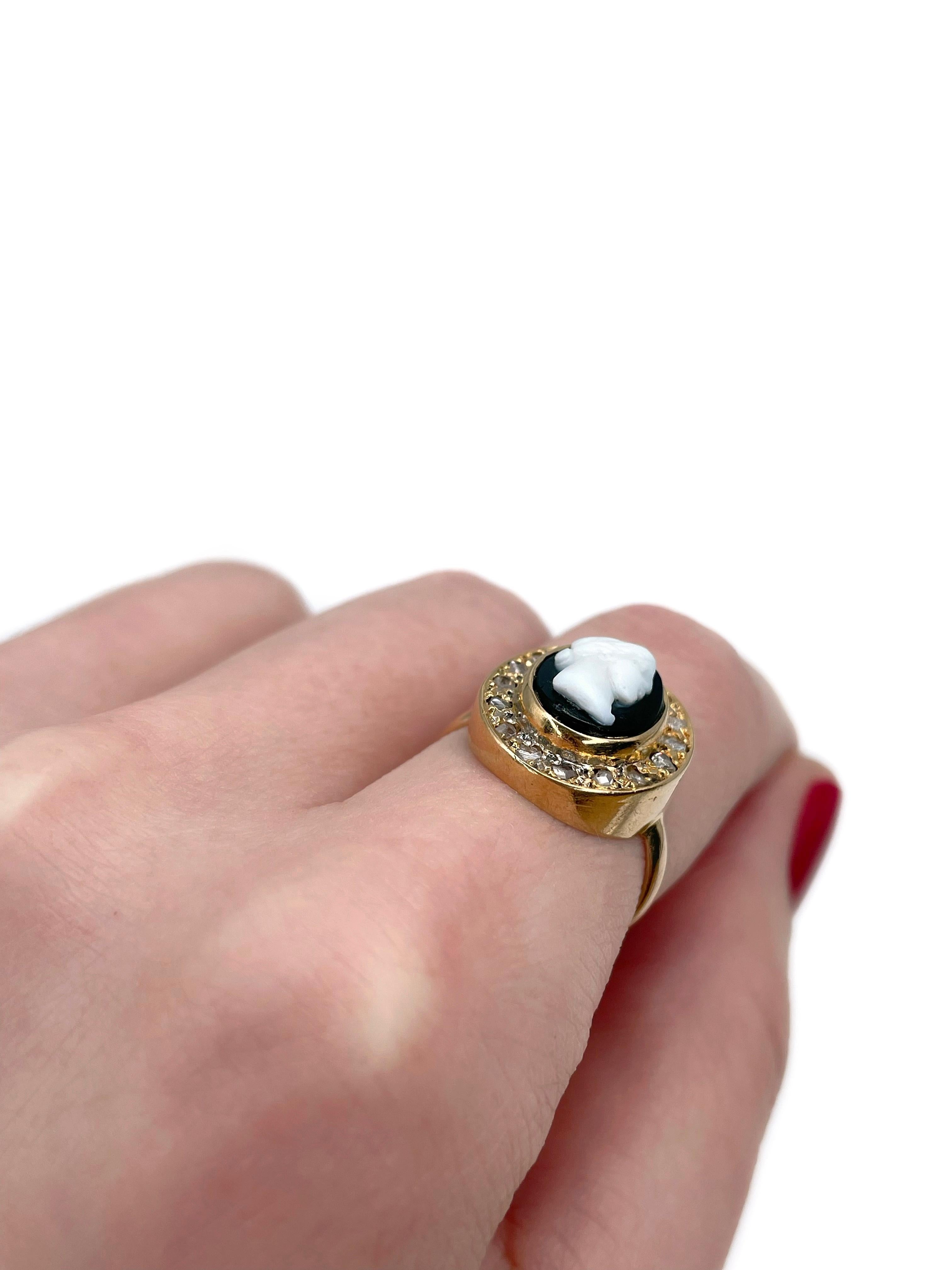 Vittoriano Anello vittoriano in oro 18 carati con cammeo di calcedonio e diamanti in vendita