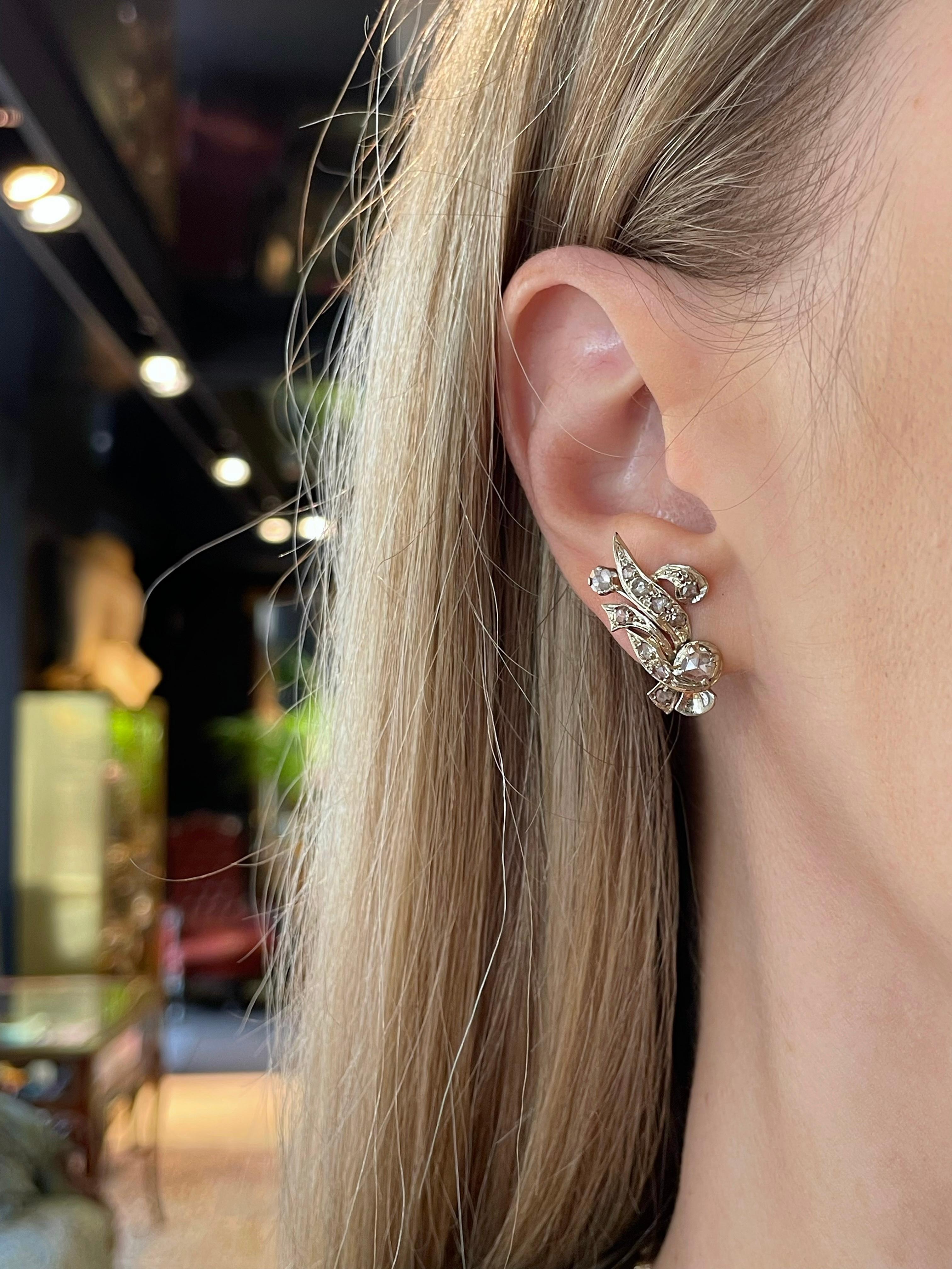 Es handelt sich um ein Paar viktorianische Ohrstecker mit Blumenmotiv, die aus 18 Karat Gold gefertigt sind. Um 1900.

Das Stück ist mit 22 Diamanten im Rosenschliff besetzt: TW 0,50ct, W-STW, SI. 

Gewicht: 4,53g
Länge: 2.5 cm 

WICHTIG: Als Käufer