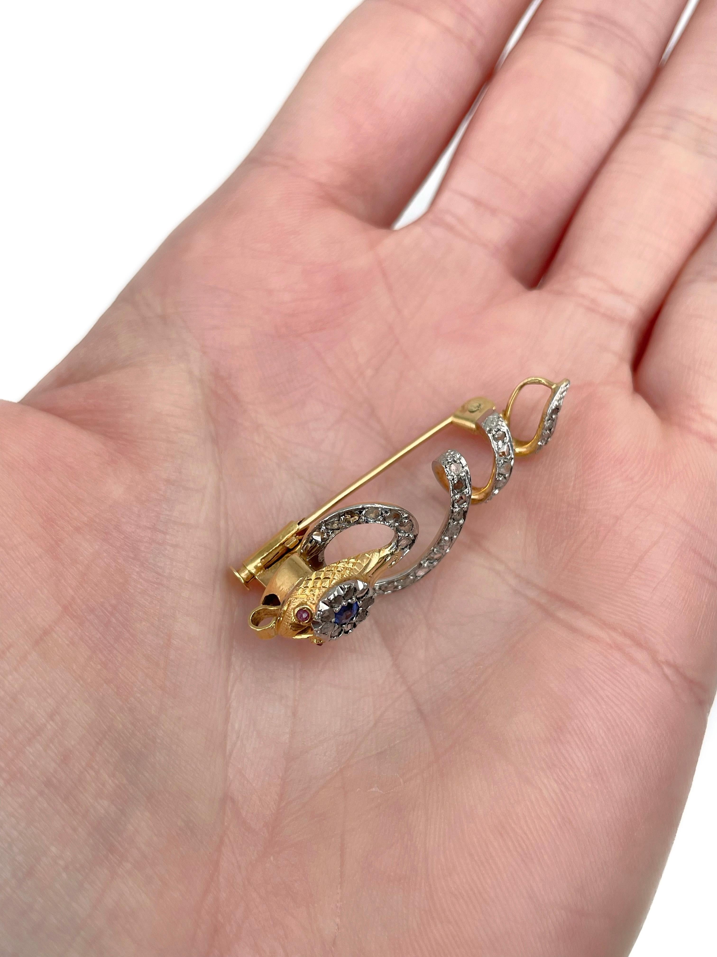 Dies ist eine schöne viktorianische Schlange Pin-Brosche in 14K Gold und 950 Platin gefertigt. Um 1880.

Das Stück weist folgende Merkmale auf:
- blaue Paste
- 2 Rubine, rund geschliffen, TW 0,02ct, R 2/2, SI
- 36 Diamanten, Rosenschliff, TW 0,25ct,