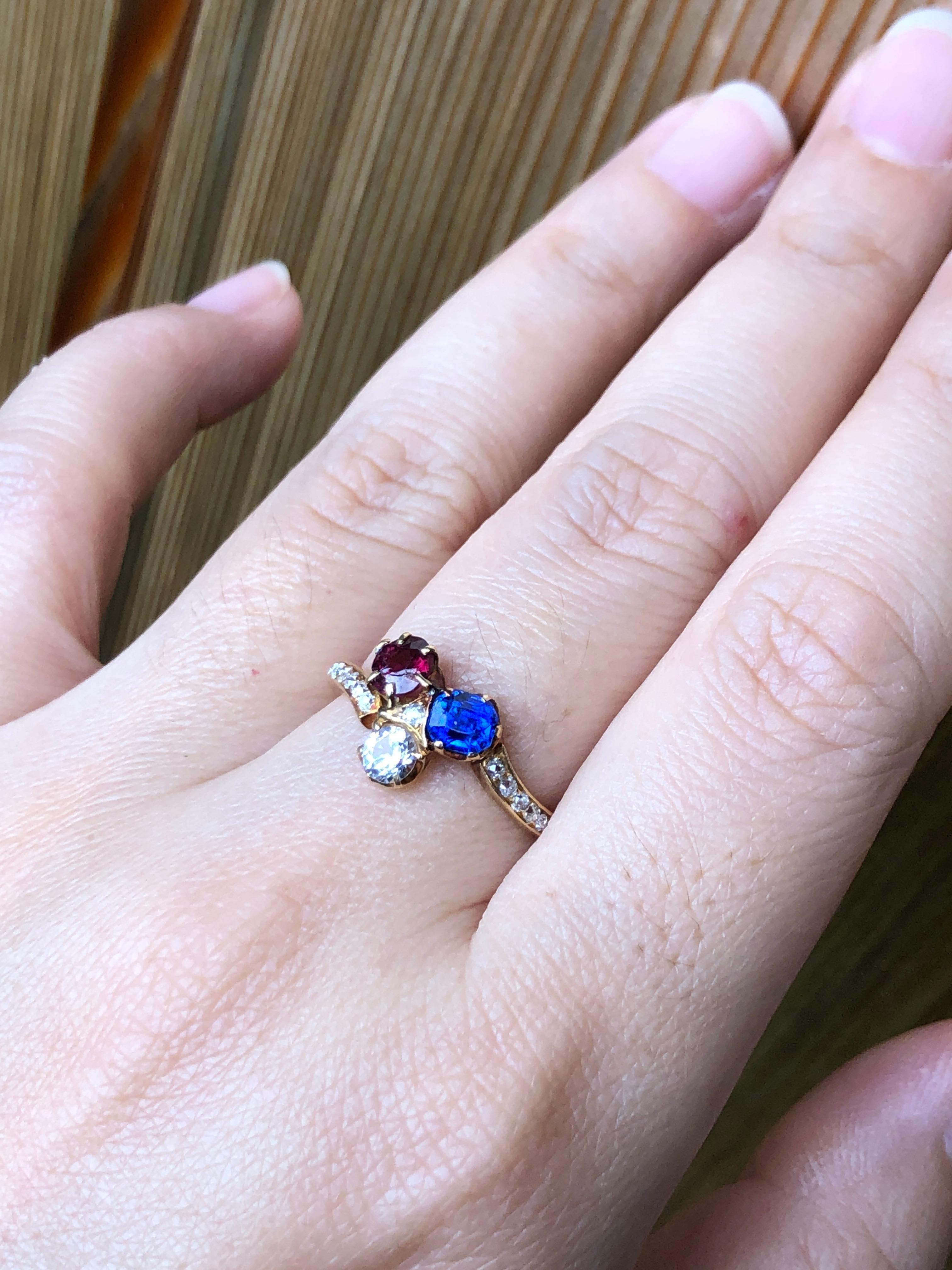 Antiker viktorianischer Kleeblattring aus 18 Karat Gold mit Saphir, Rubin und Diamant (Rundschliff)