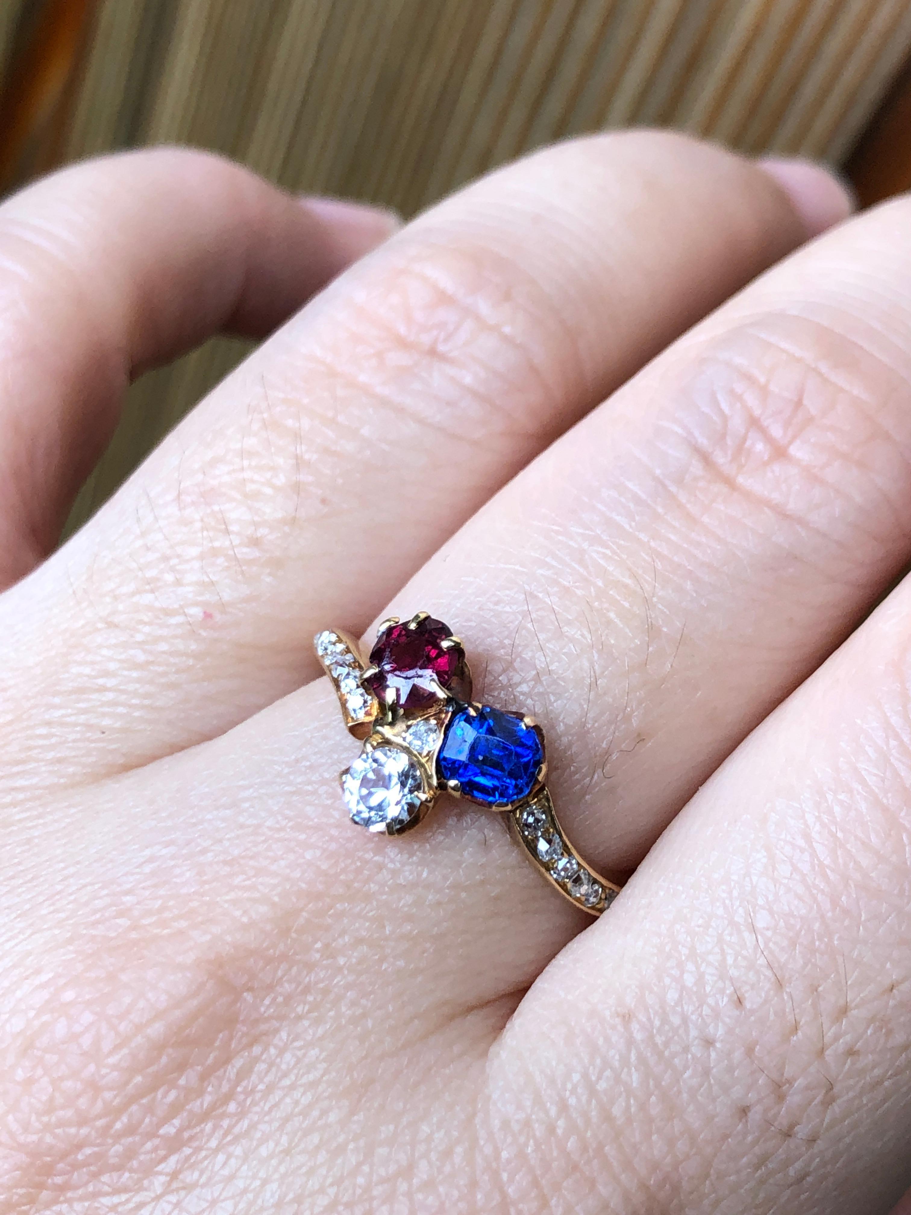 Antiker viktorianischer Kleeblattring aus 18 Karat Gold mit Saphir, Rubin und Diamant für Damen oder Herren