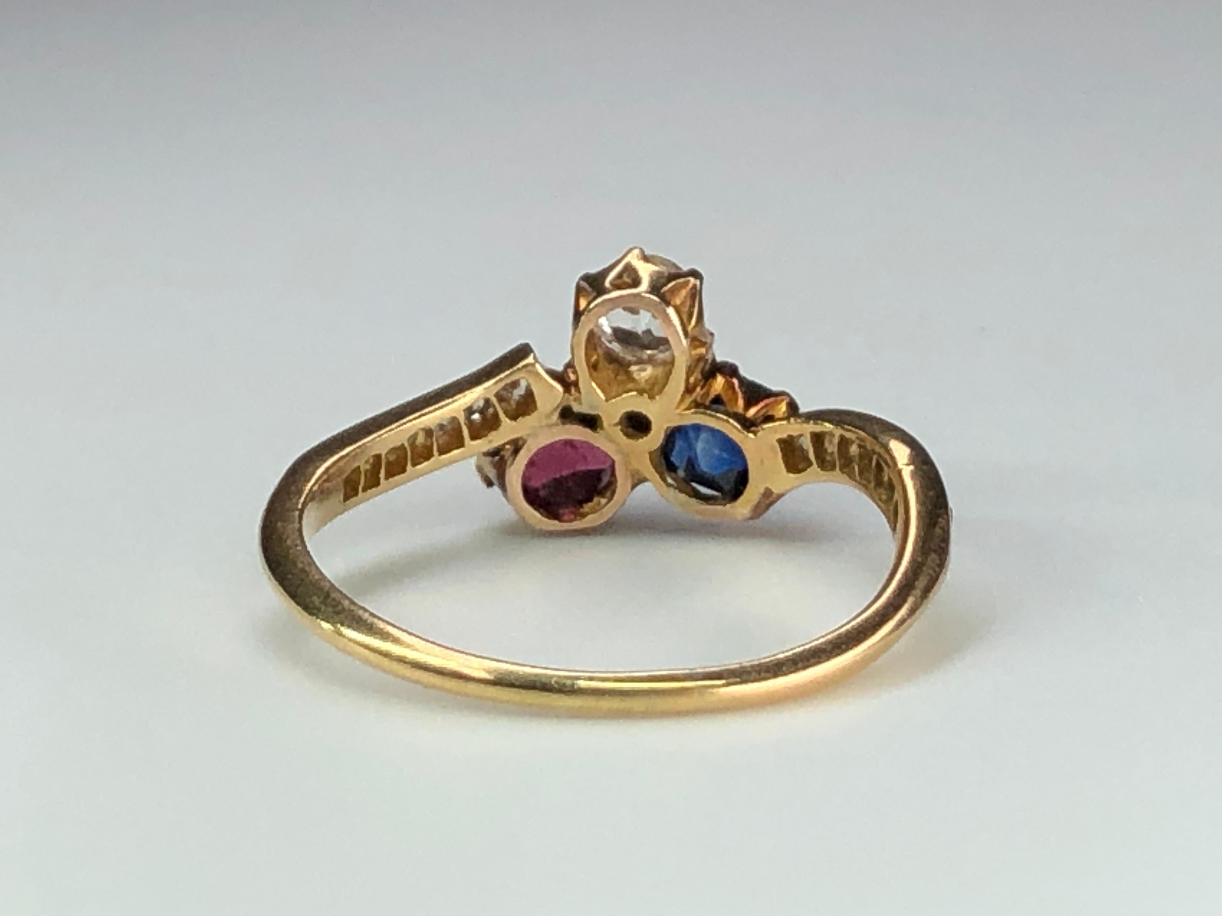 Antiker viktorianischer Kleeblattring aus 18 Karat Gold mit Saphir, Rubin und Diamant 1