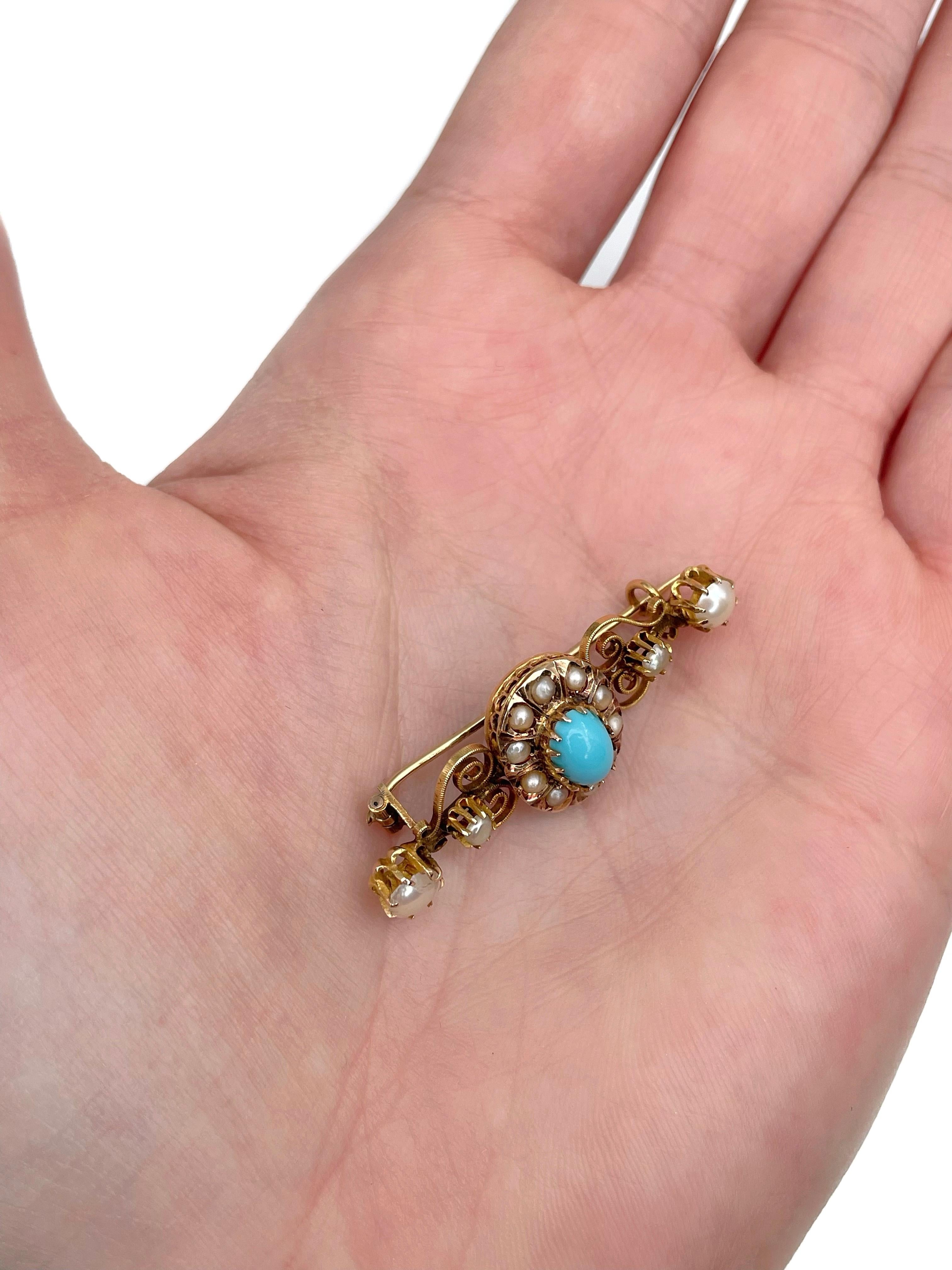 This is a Victorian bar brooch crafted in 18K yellow gold. Circa 1890.

The piece features an oval cabochon cut turquoise. The gem is accompanied with seed pearls.

Has a C clasp.

Weight: 3.37g
Length: 4cm

———

If you have any questions, please