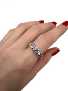 Viktorianischer 18 Karat Gold TW ~2,30 Karat Old Mine Cut Diamant Fünf-Stein-Ring