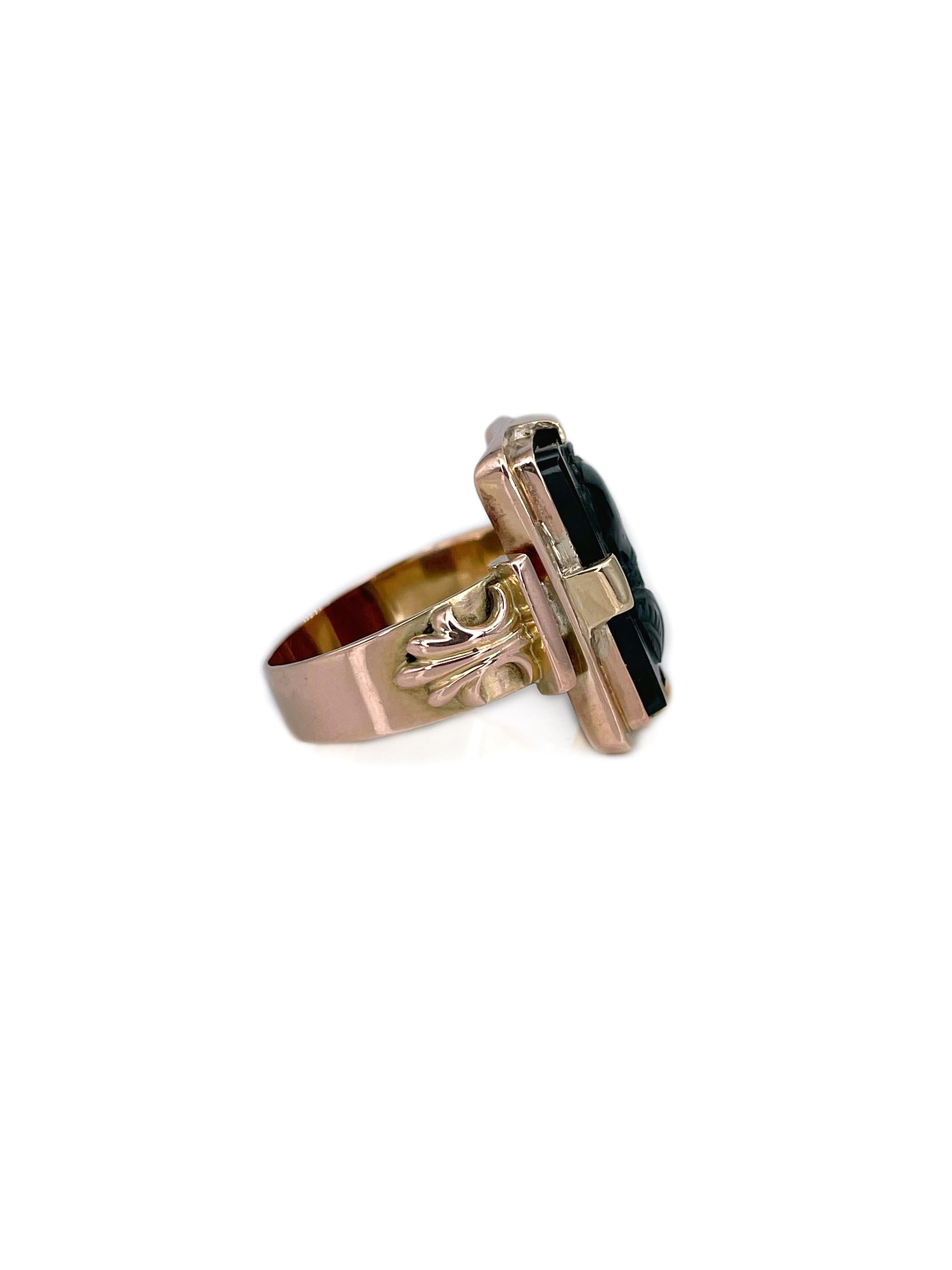 Portrait Anello vittoriano in oro 18 carati con profilo di guerriero e cammeo in agata in vendita