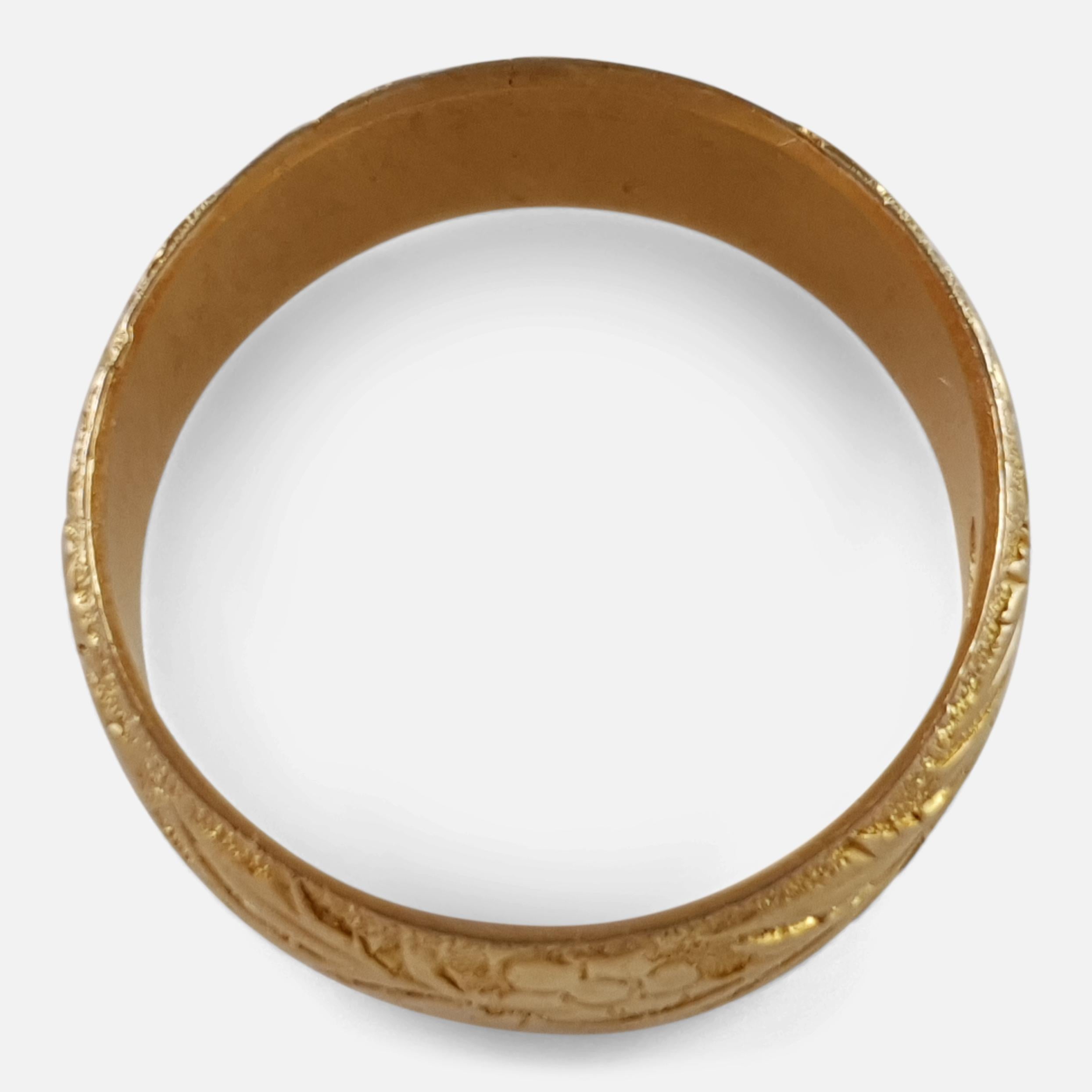 Victorian 18 Karat Yellow Gold Foliate Engraved Wedding Band Ring, 1892 In Good Condition In Glasgow, GB