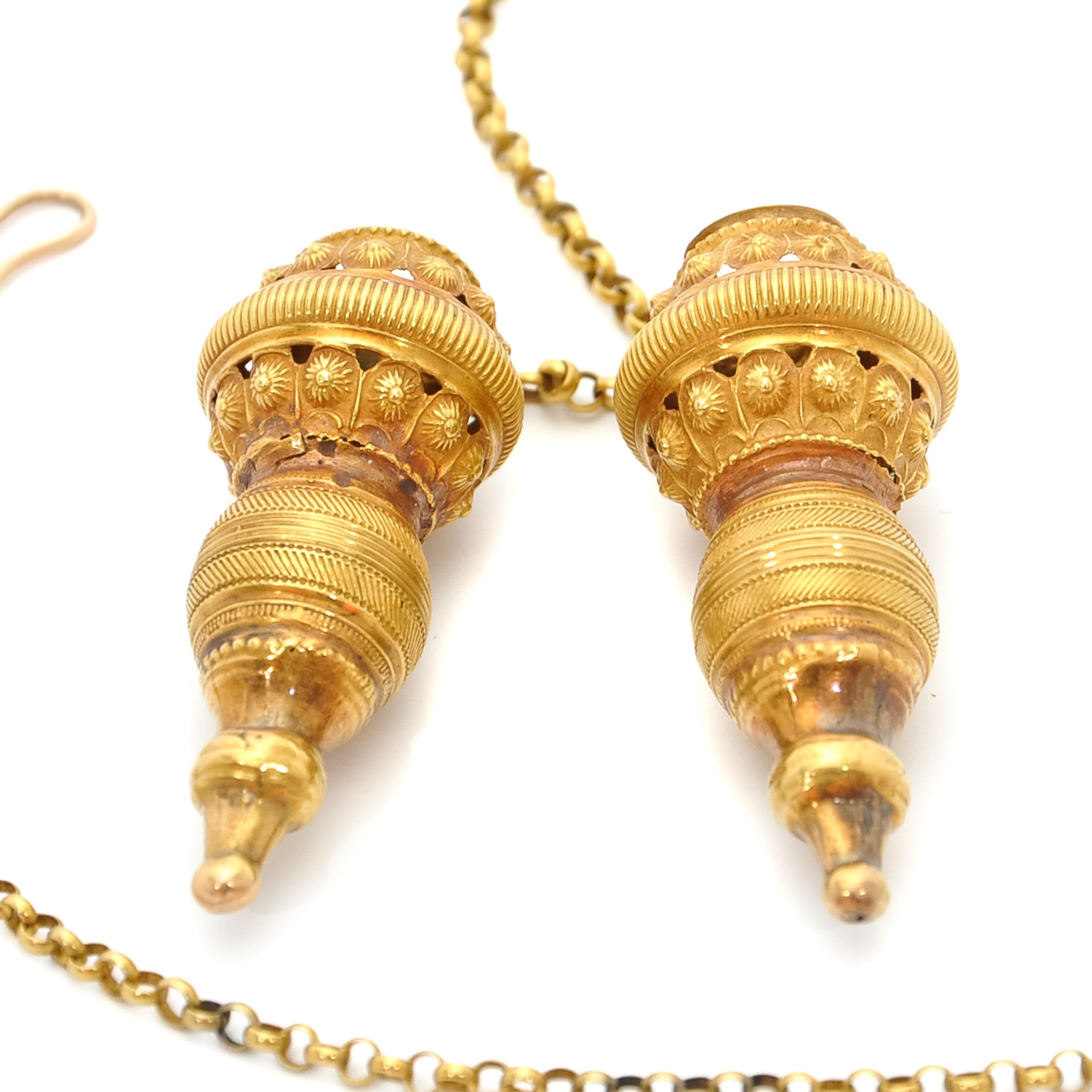 Diese seltenen antiken Nadelkappen sind aus 18 Karat Gelbgold gefertigt. Die Nadelkappen sind durch eine Belcher-Kette und einen Haken miteinander verbunden. Diese Mützen dienten als Strickwerkzeuge und wurden an die Chatelaine einer Frau gehängt.